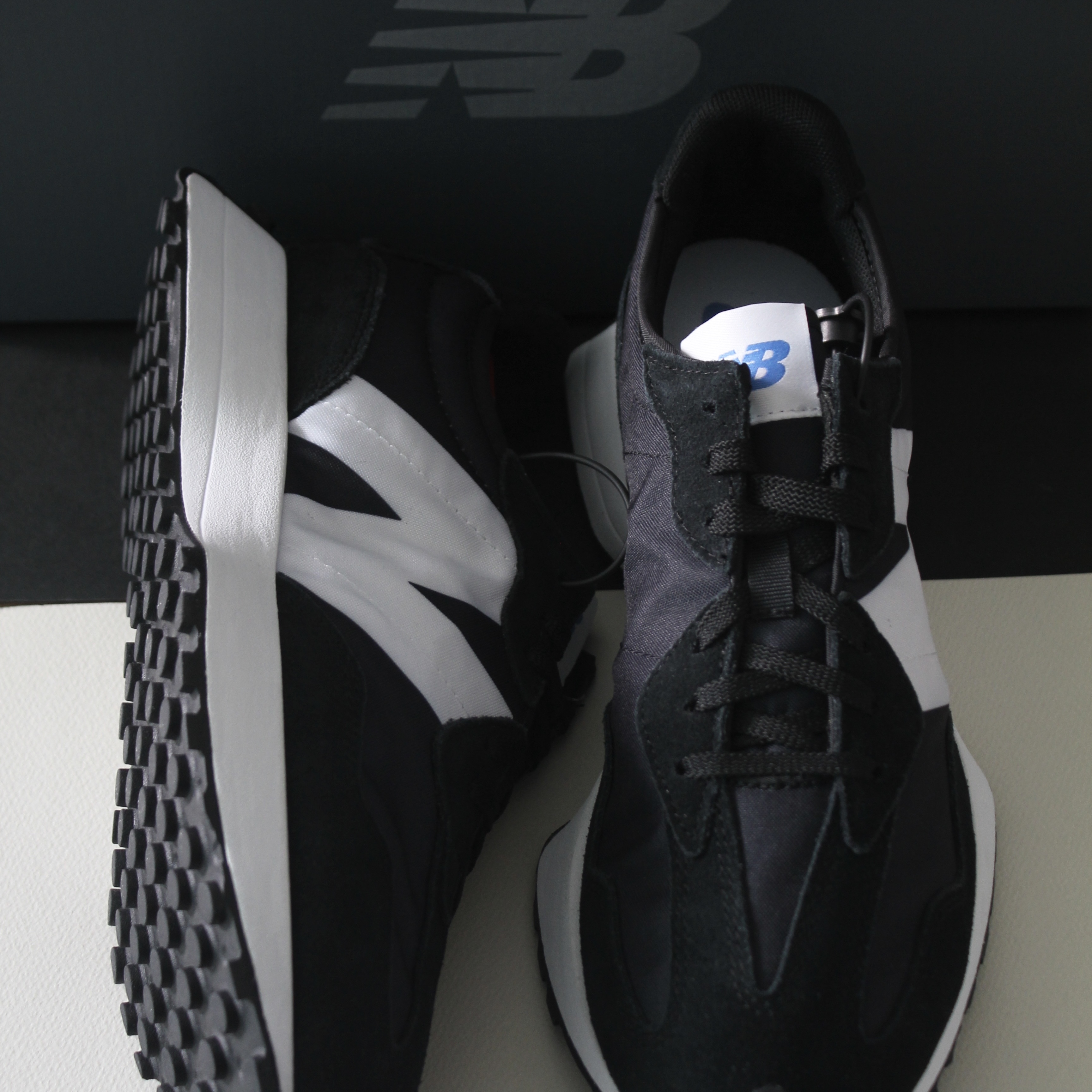 New Balance 327 Black 착용 스타일 - 2