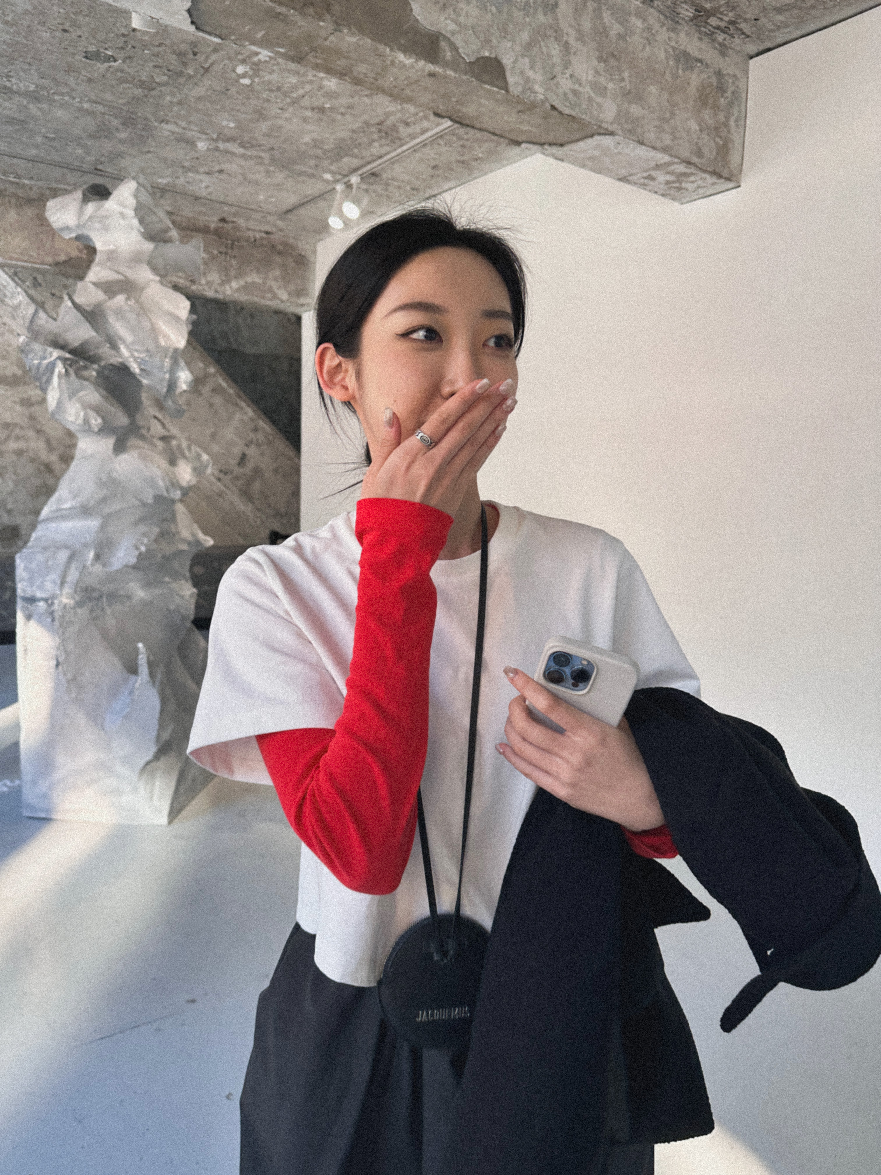 Jacquemus Le Pitchou Round Coin Purse Black 착용 스타일 - 1