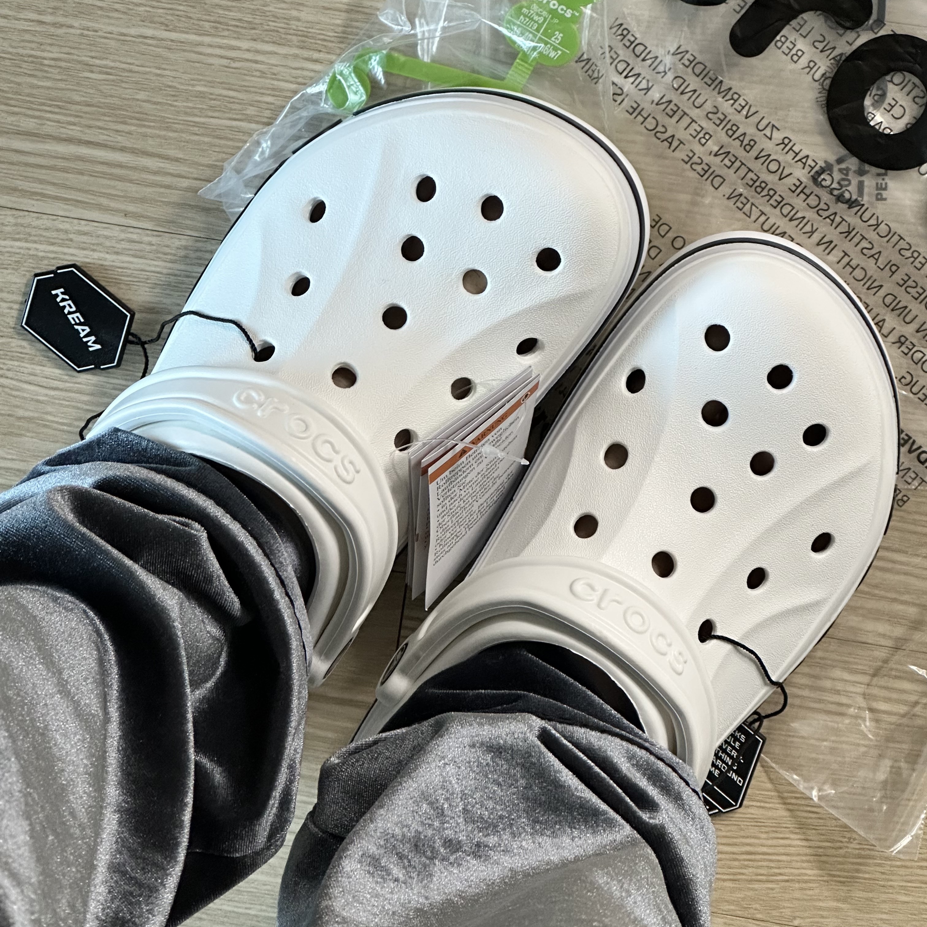 Crocs Bayaband Clog White Navy 착용 스타일
