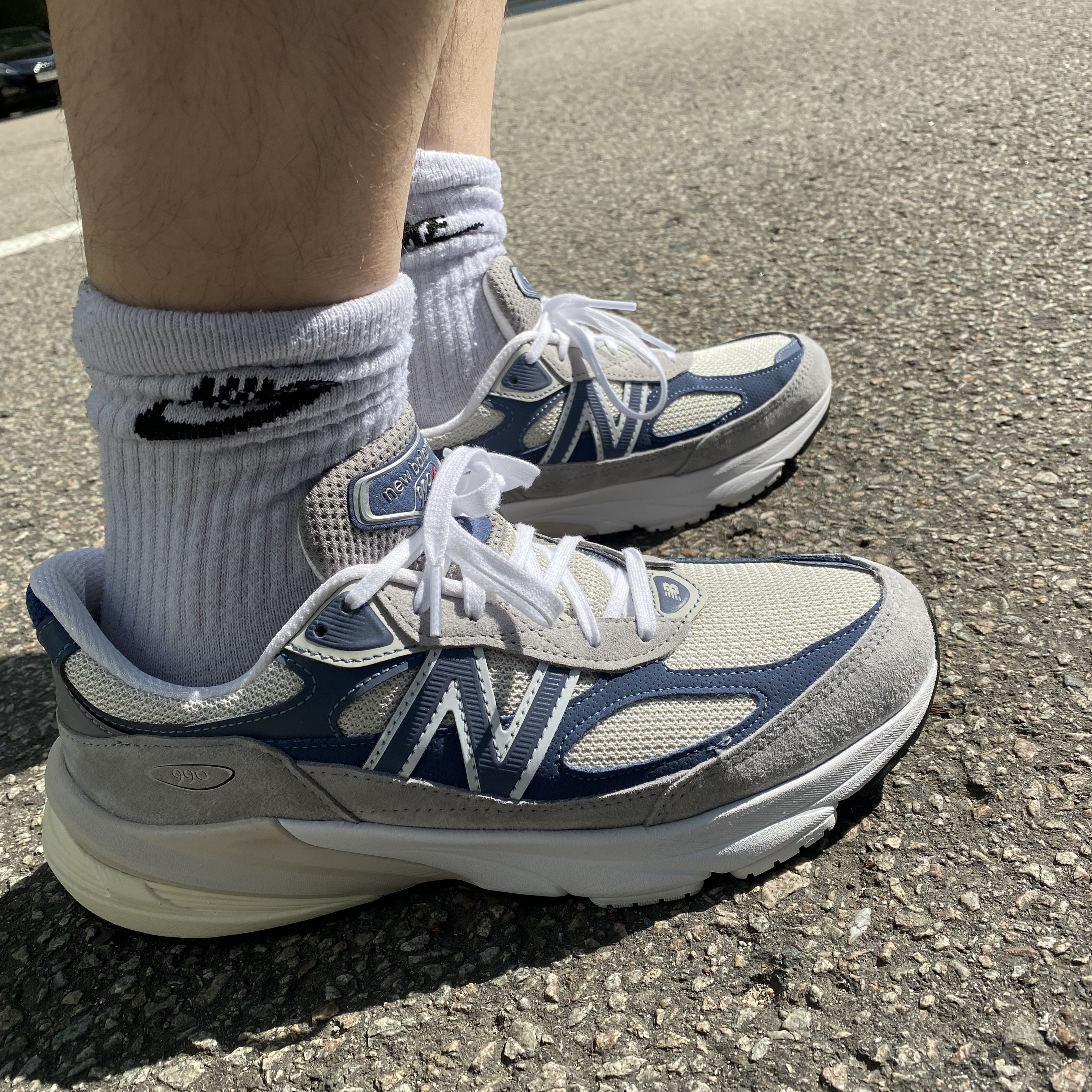 New Balance 990v6 Made in USA Gray Suede 착용 스타일 - 2