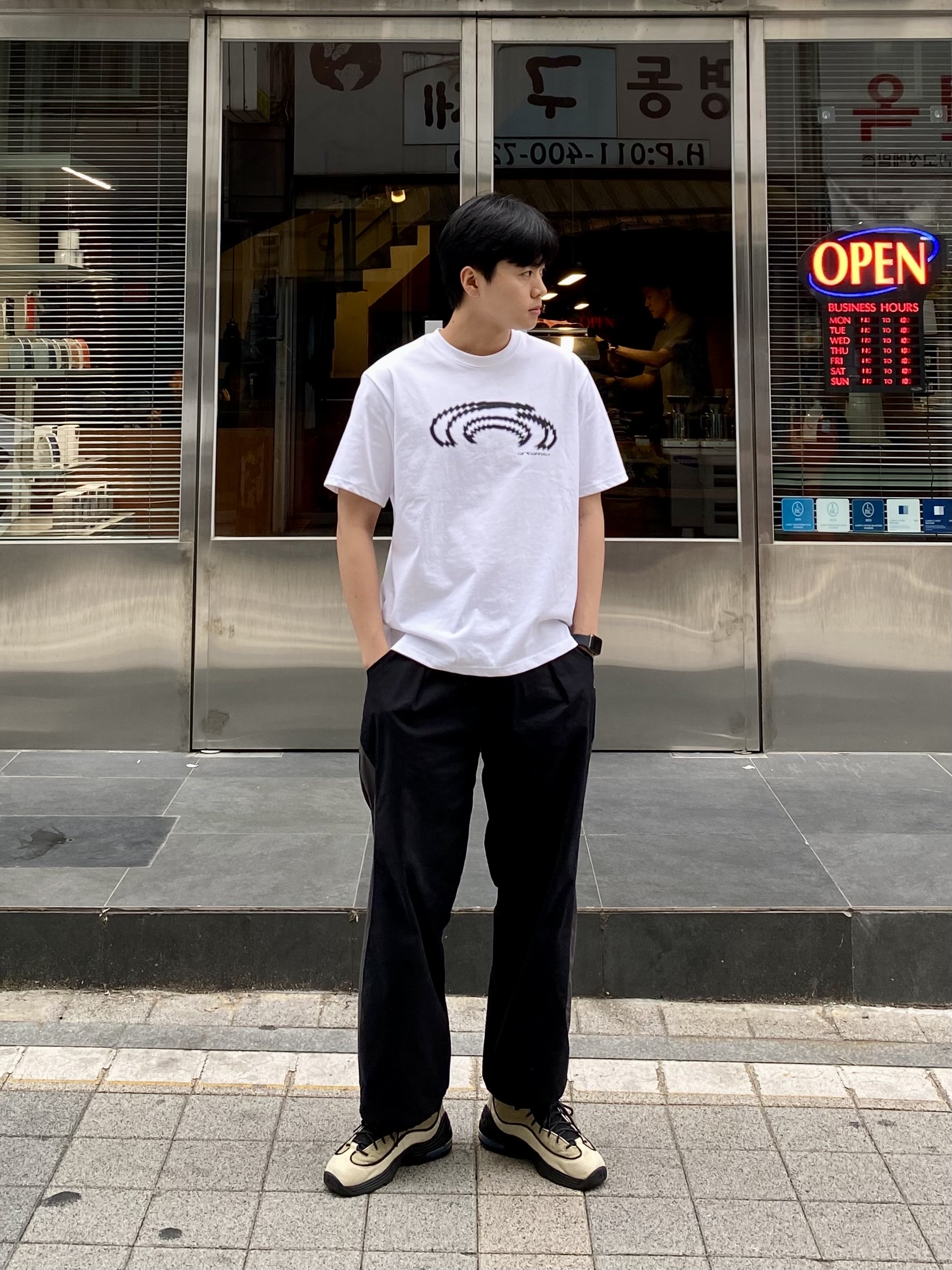 Art of Field Big Symbol Short Sleeve T-Shirt White, Art Of Field Round Colorway Pintuck Pants Black 착용 스타일 - 3