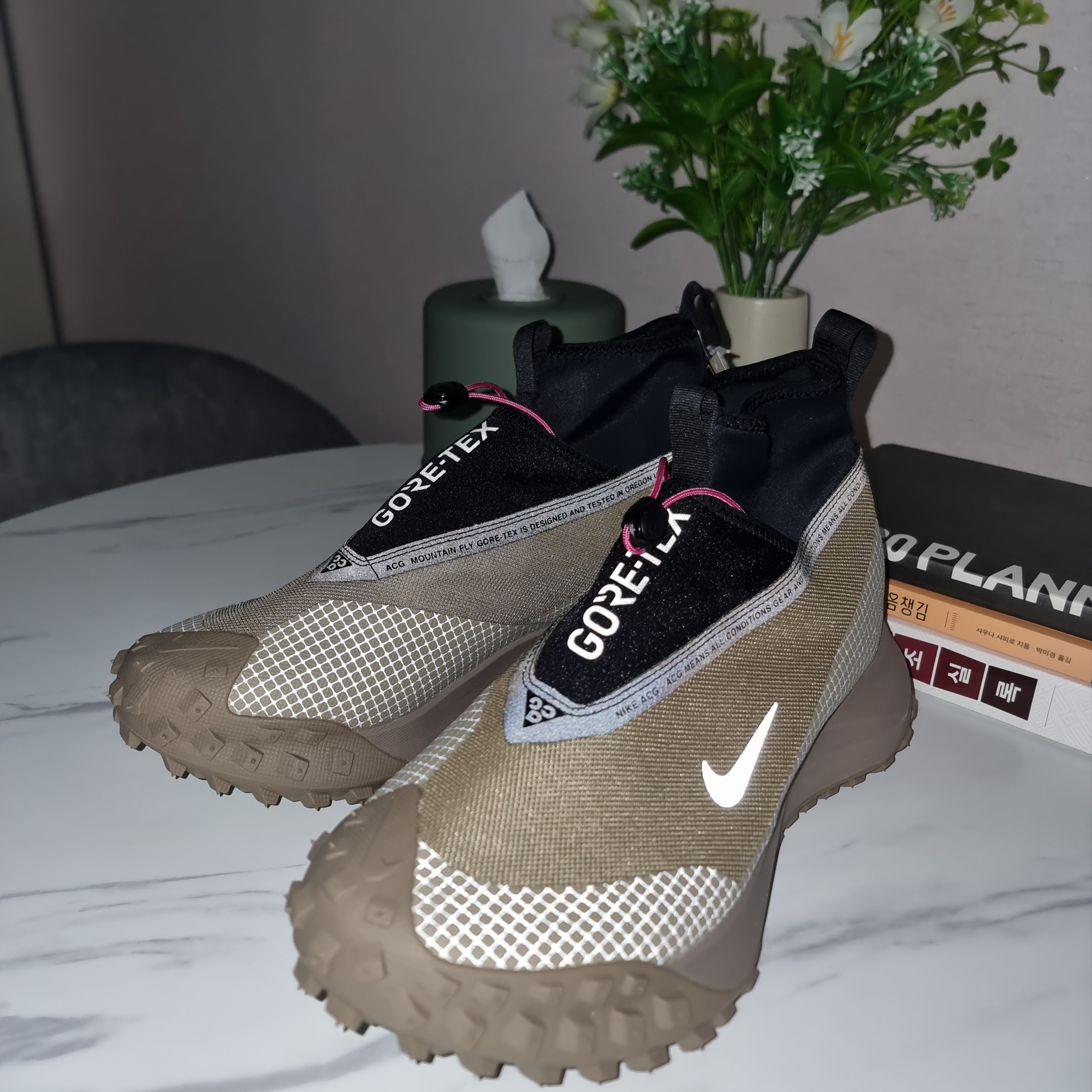Nike ACG Mountain Fly Gore-Tex Khaki 착용 스타일 - 1