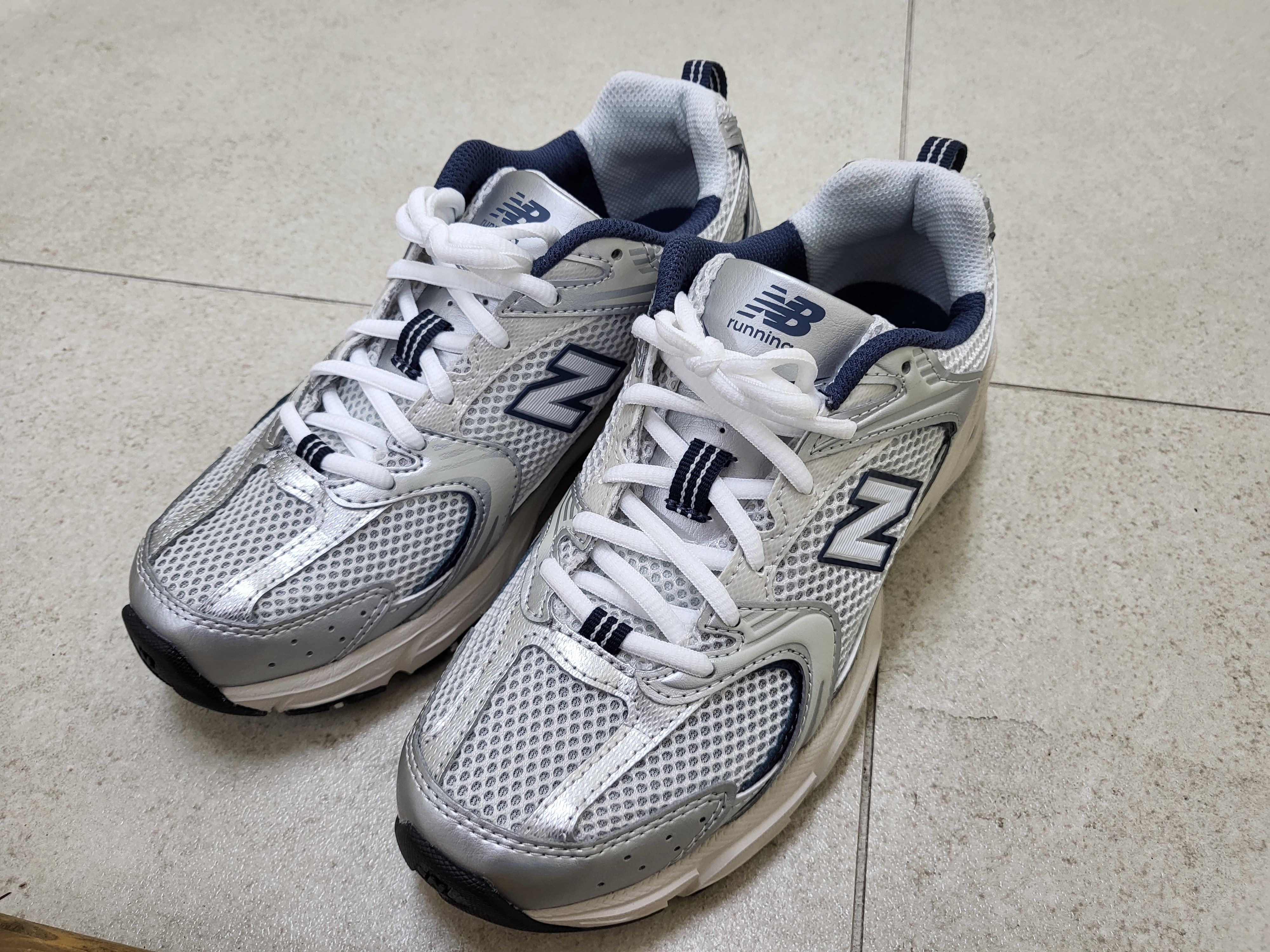 New Balance 530 Steel Grey 착용 스타일