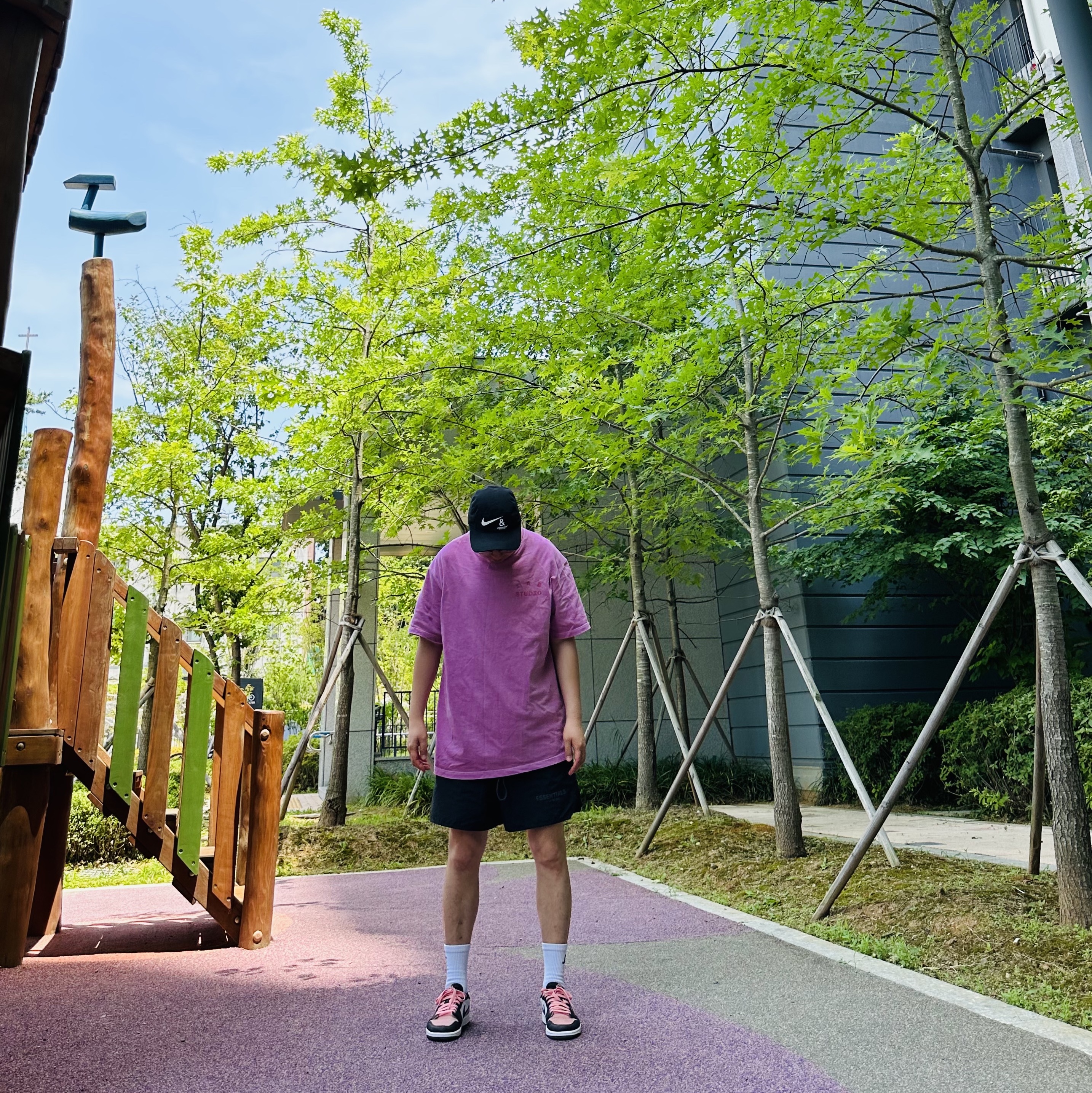 Nike x Undercover NRG AW84 TC Adjustable Cap Black, IAB Studio Pigment T-Shirt Magenta 착용 스타일 - 3