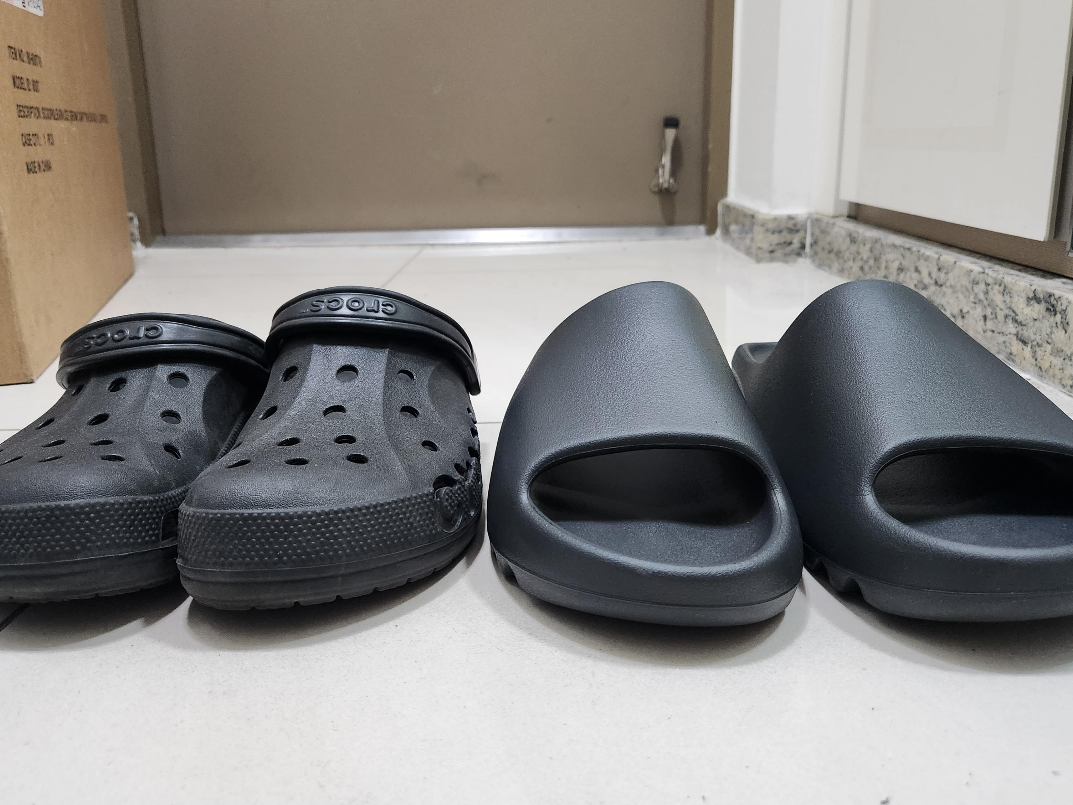 Adidas Yeezy Slide Onyx 착용 스타일 - 1