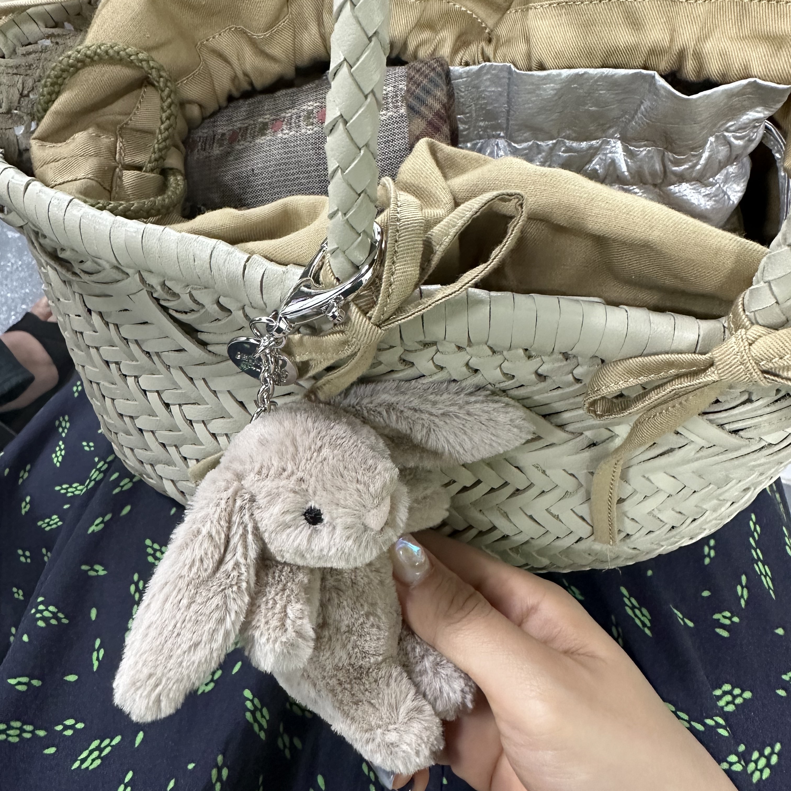 Jellycat Bashful Bunny Bag Charm Beige 착용 스타일