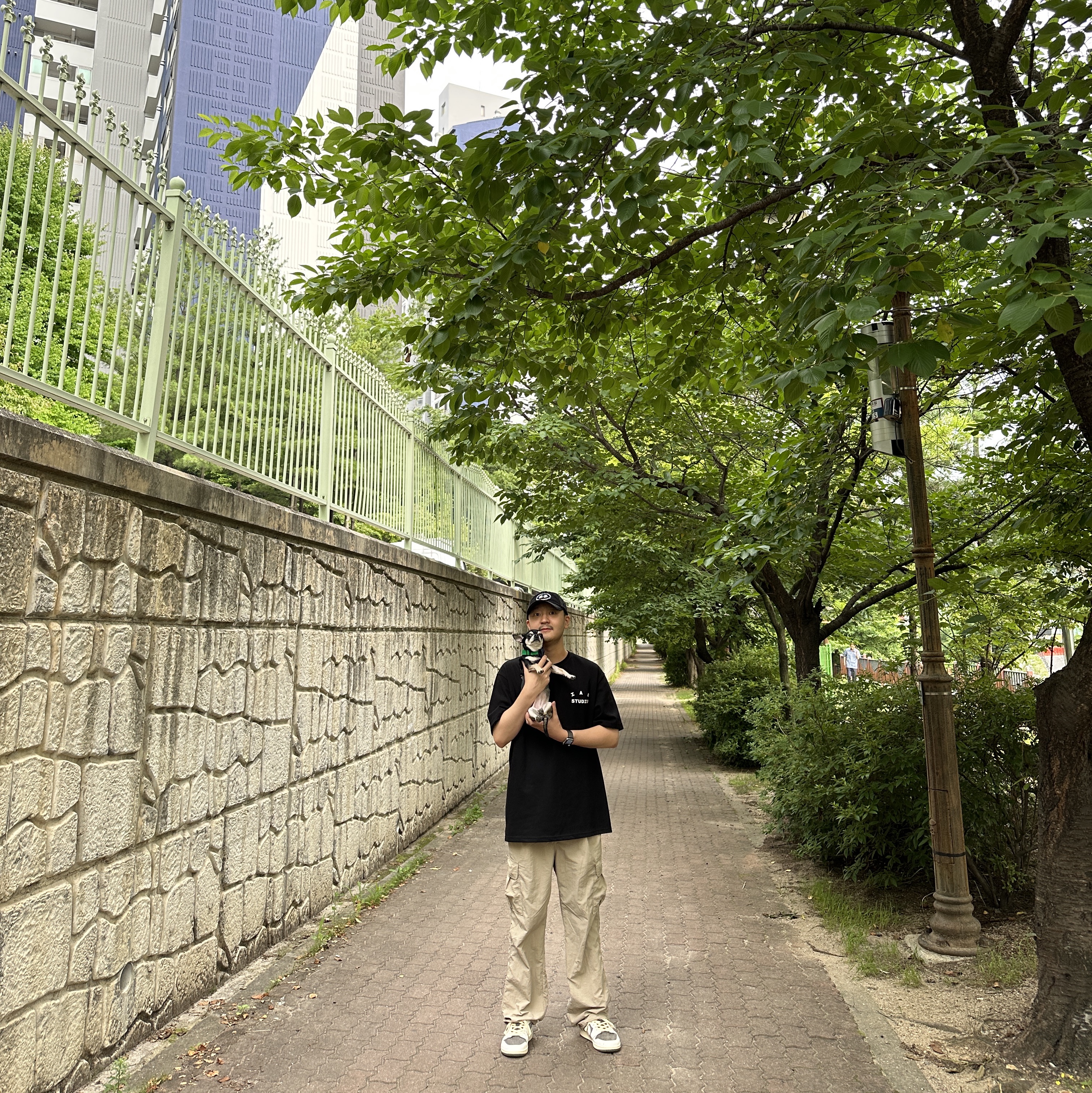 IAB Studio 10th Anniversary T-Shirts Pack White & Black (2 Pack), Jordan 1 x Travis Scott Retro Low OG SP Sail and Ridgerock 착용 스타일 - 1