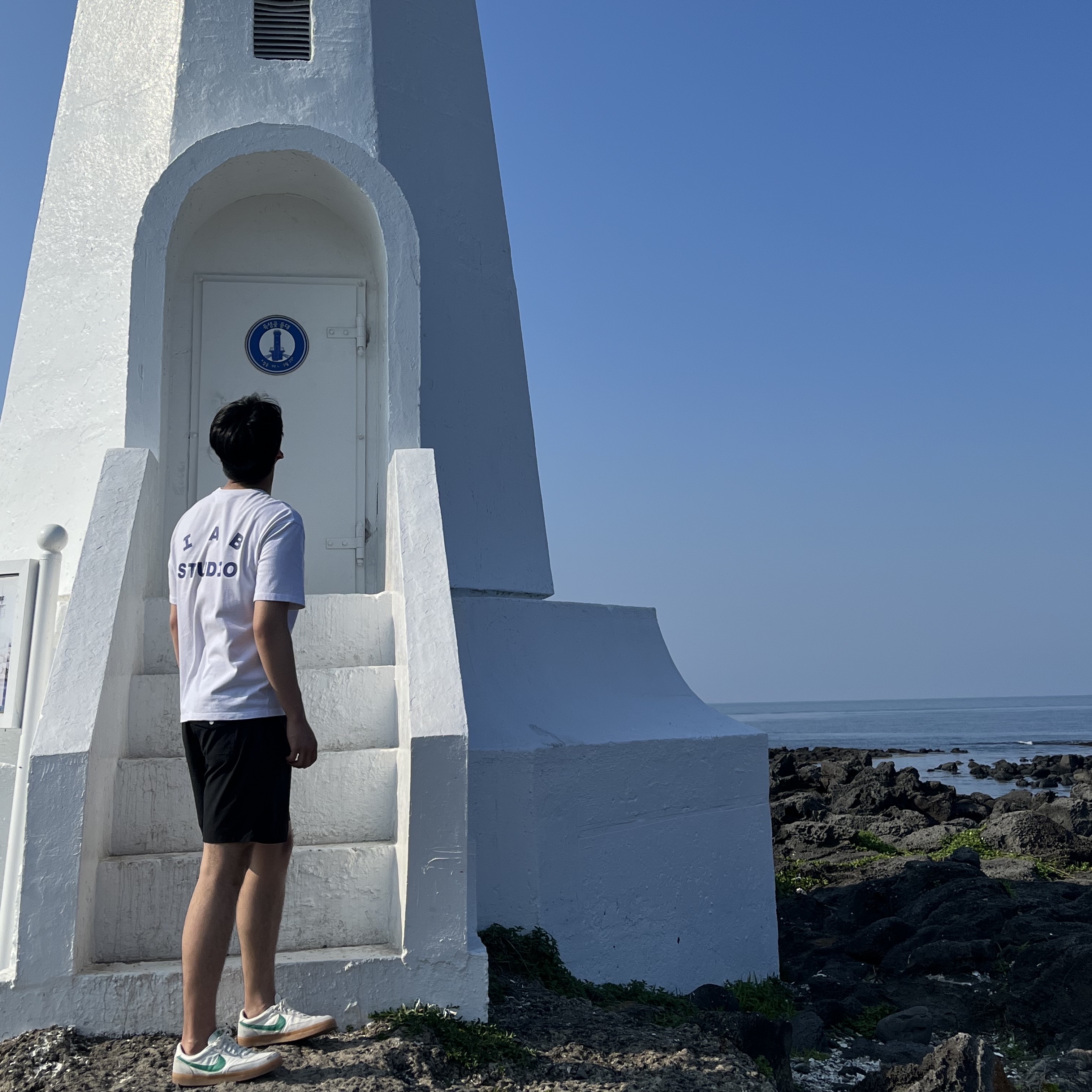 IAB Studio T-Shirt White Navy - 22FW 착용 스타일
