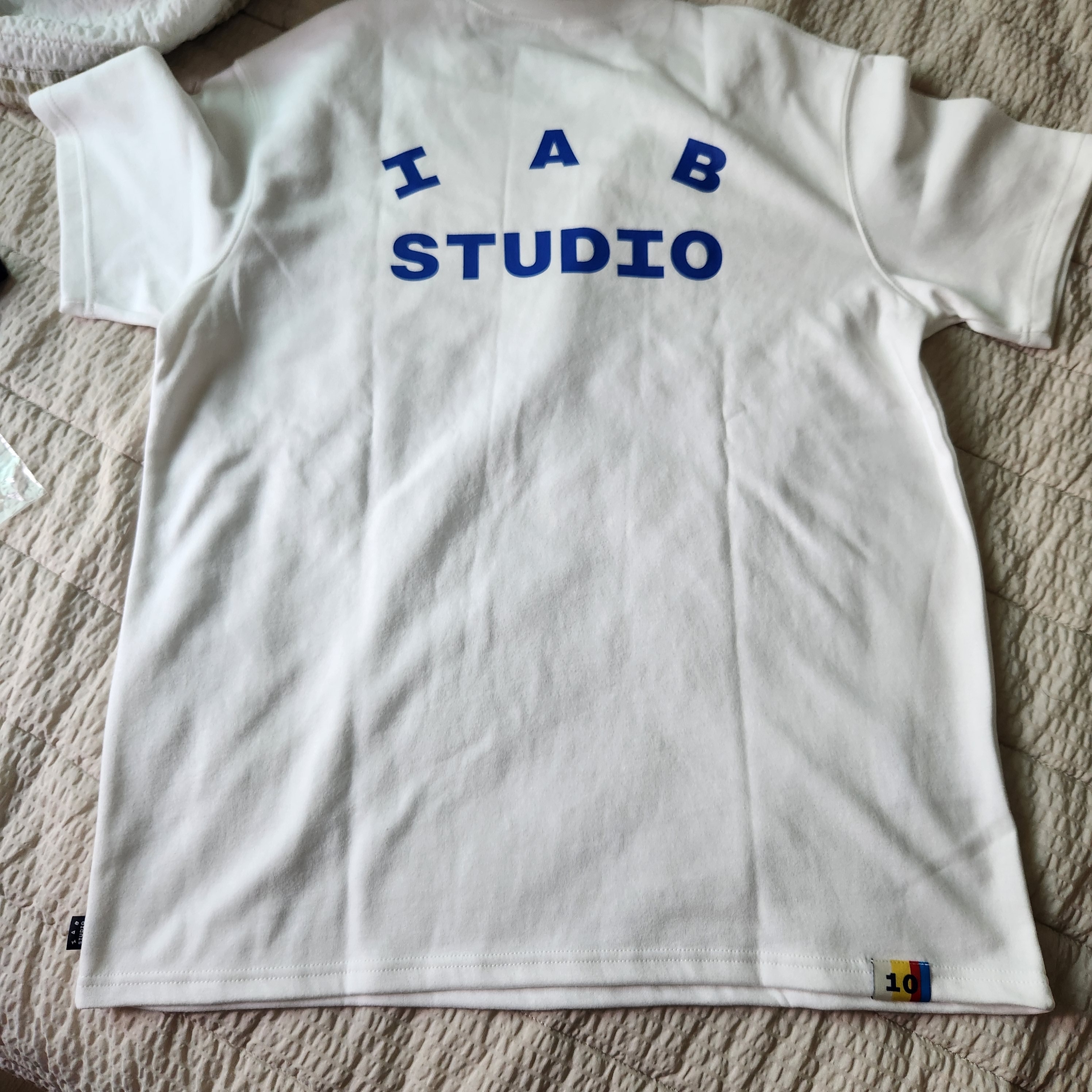 IAB Studio 10th Anniversary T-Shirts Pack White & Black (2 Pack) 착용 스타일 - 1