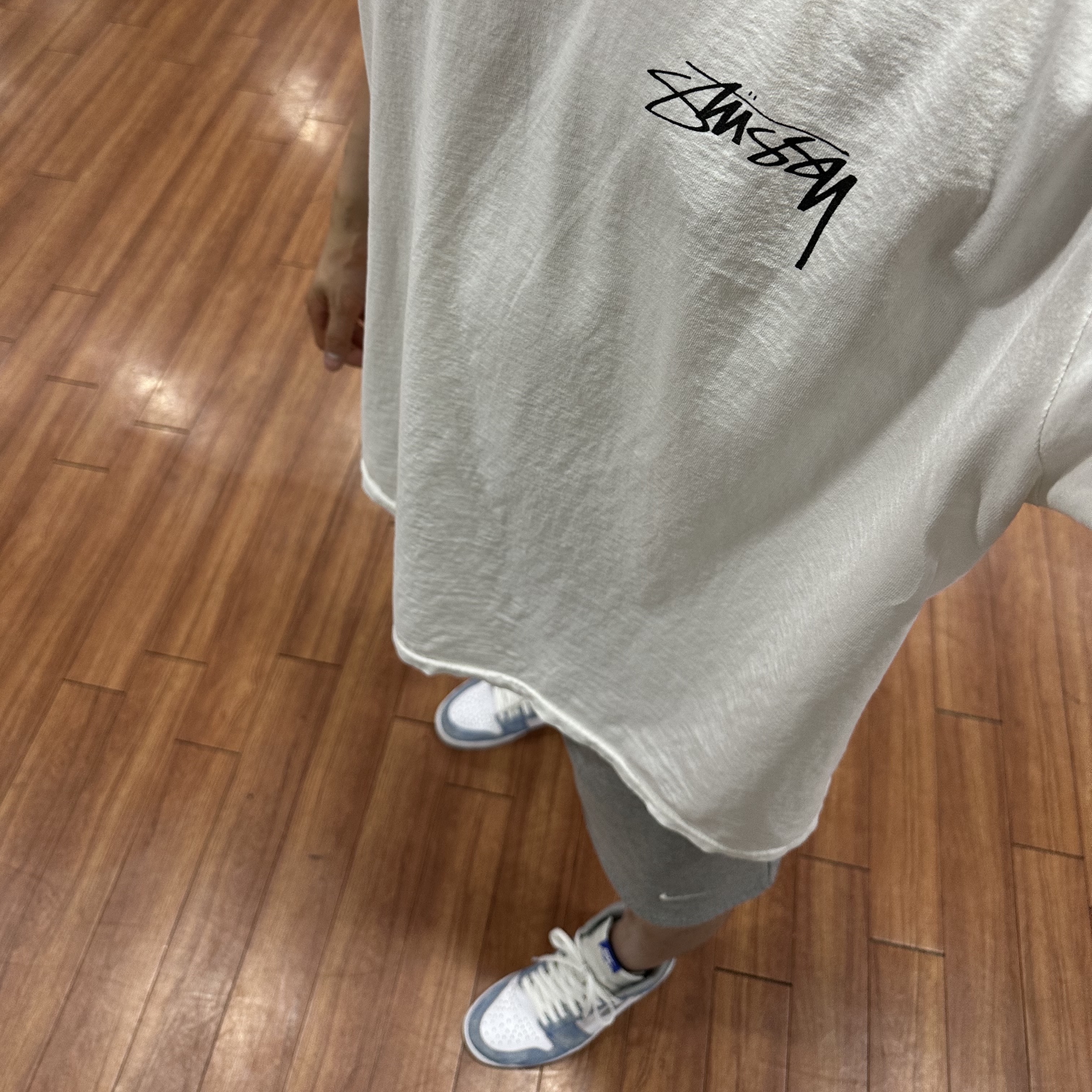Nike NRG Solo Swoosh Fleece Shorts Dark Grey Heather - Asia, Stussy x Our Legacy Work Shop Dot Pigment Dyed T-Shirt Natural 착용 스타일 - 2
