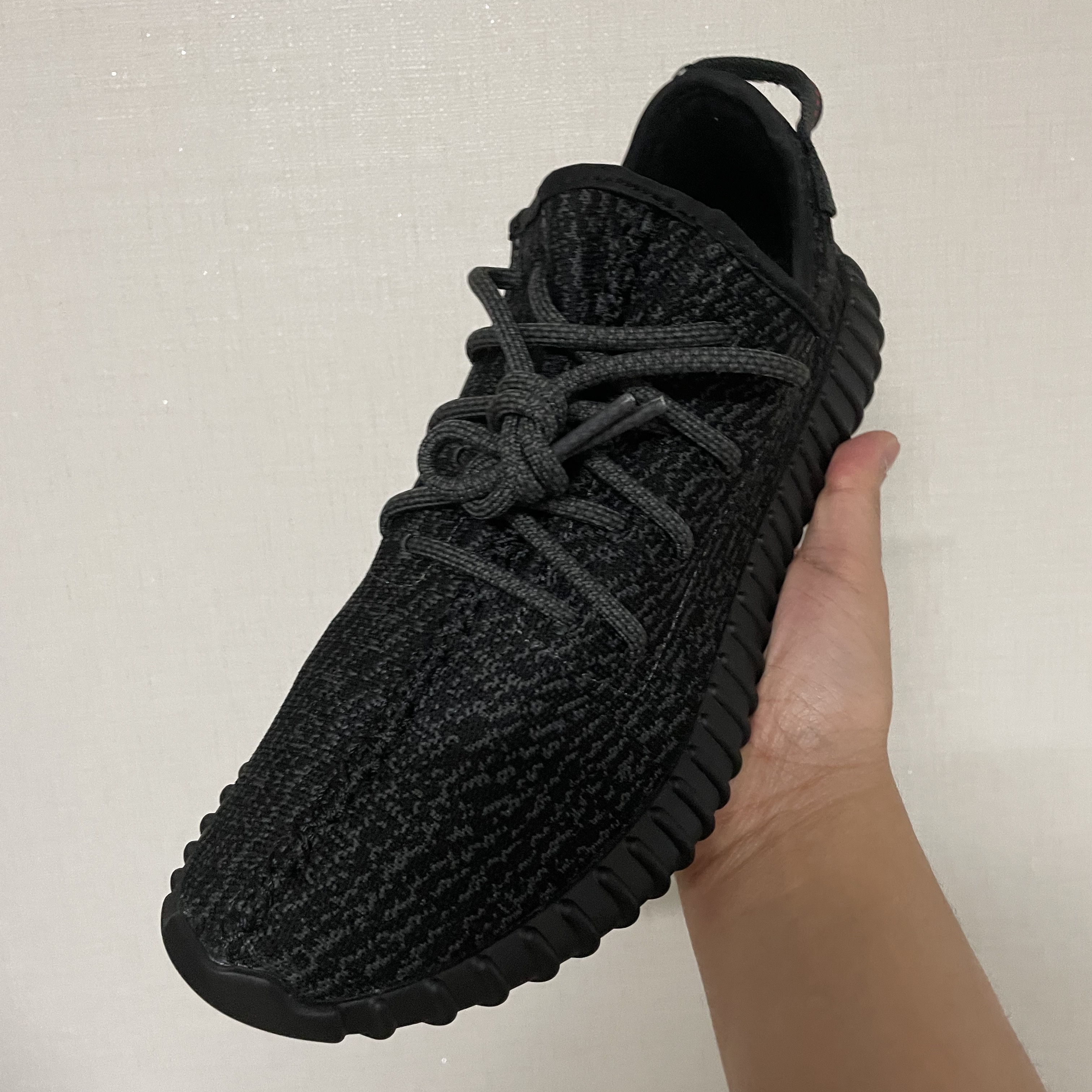 Adidas Yeezy Boost 350 Pirate Black 2023 착용 스타일 - 2