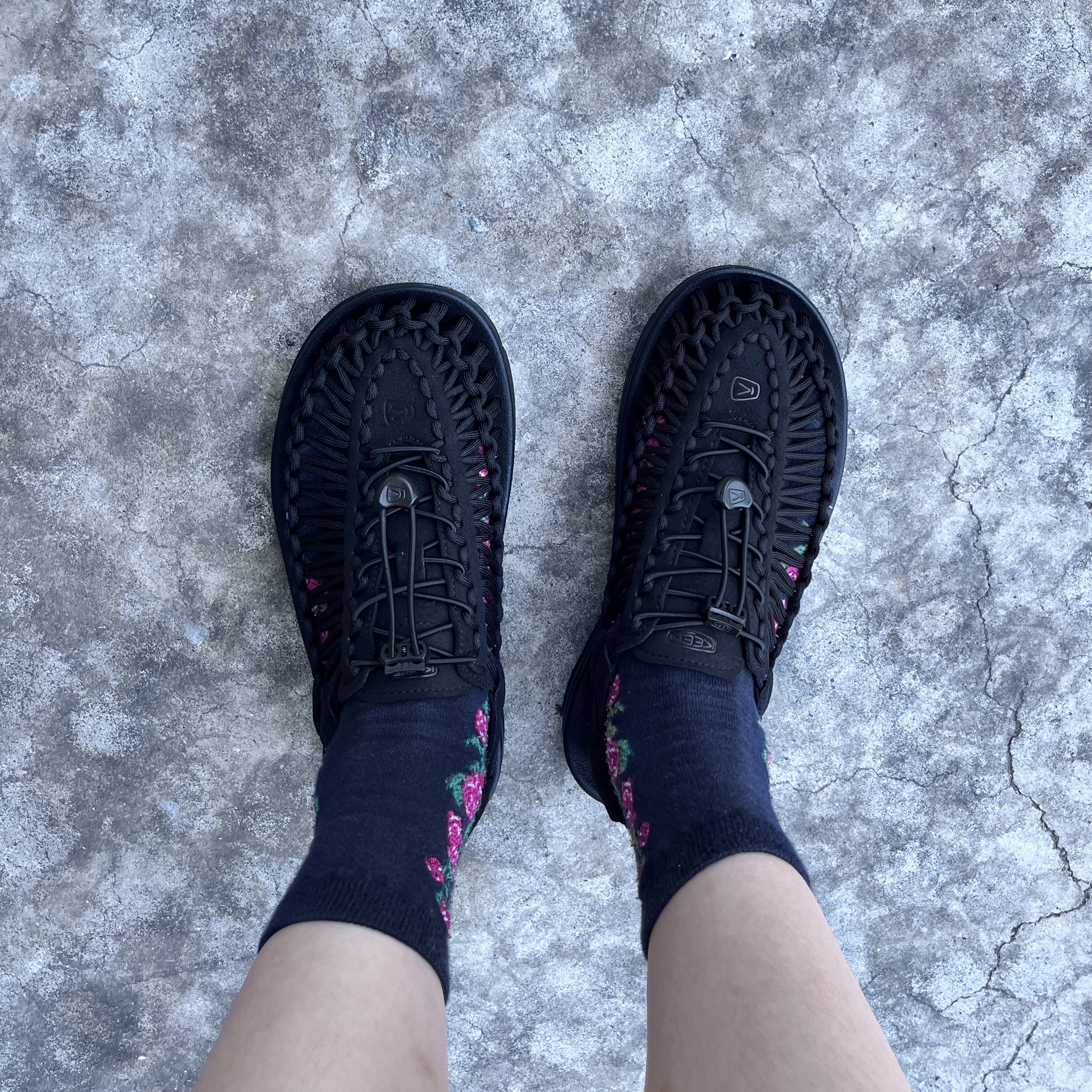 Keen Uneek Sandals Black 착용 스타일