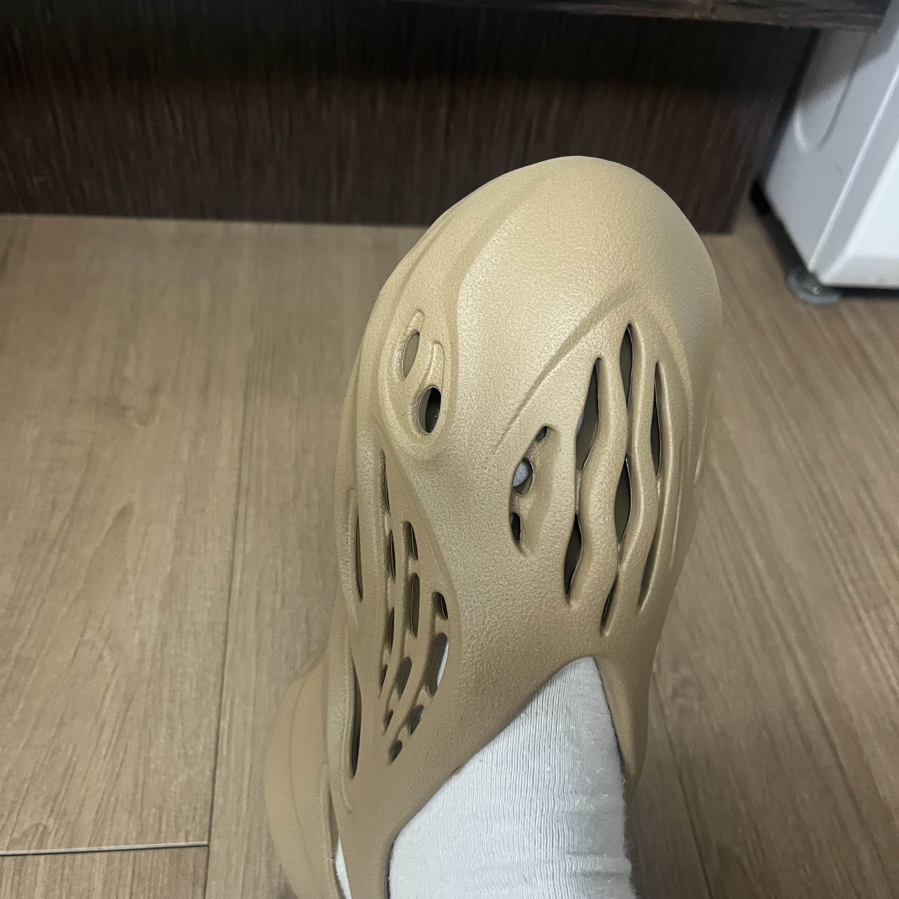 Adidas Yeezy Foam RNNR Clay Taupe 착용 스타일