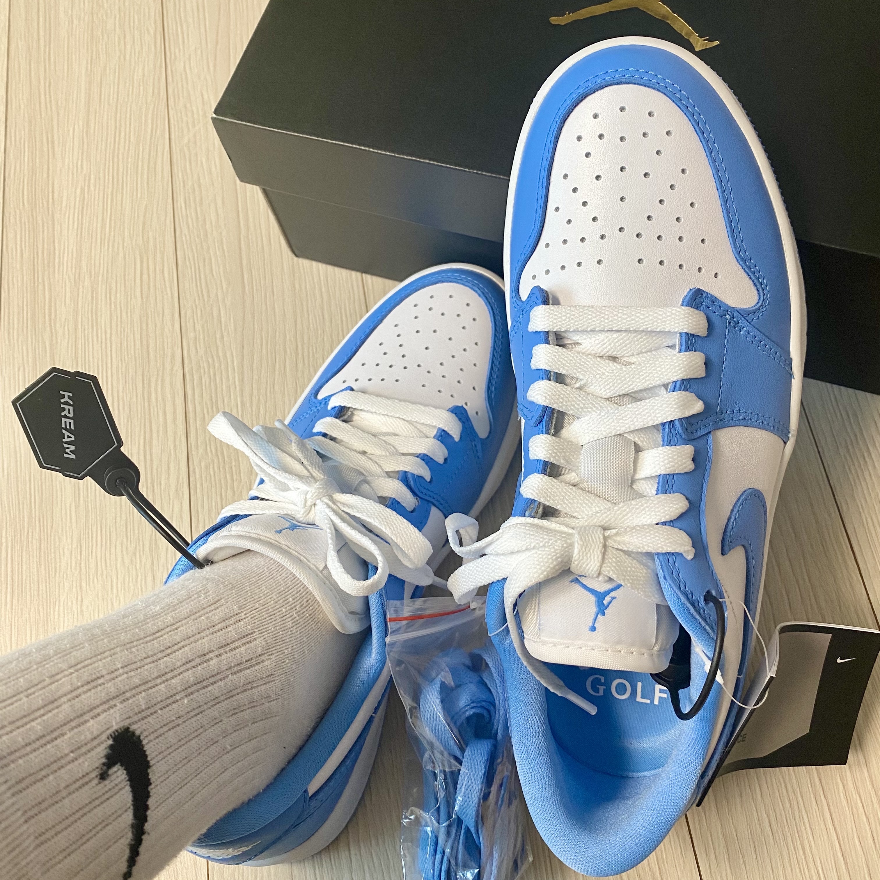 Jordan 1 Low Golf White and University Blue 착용 스타일 - 3