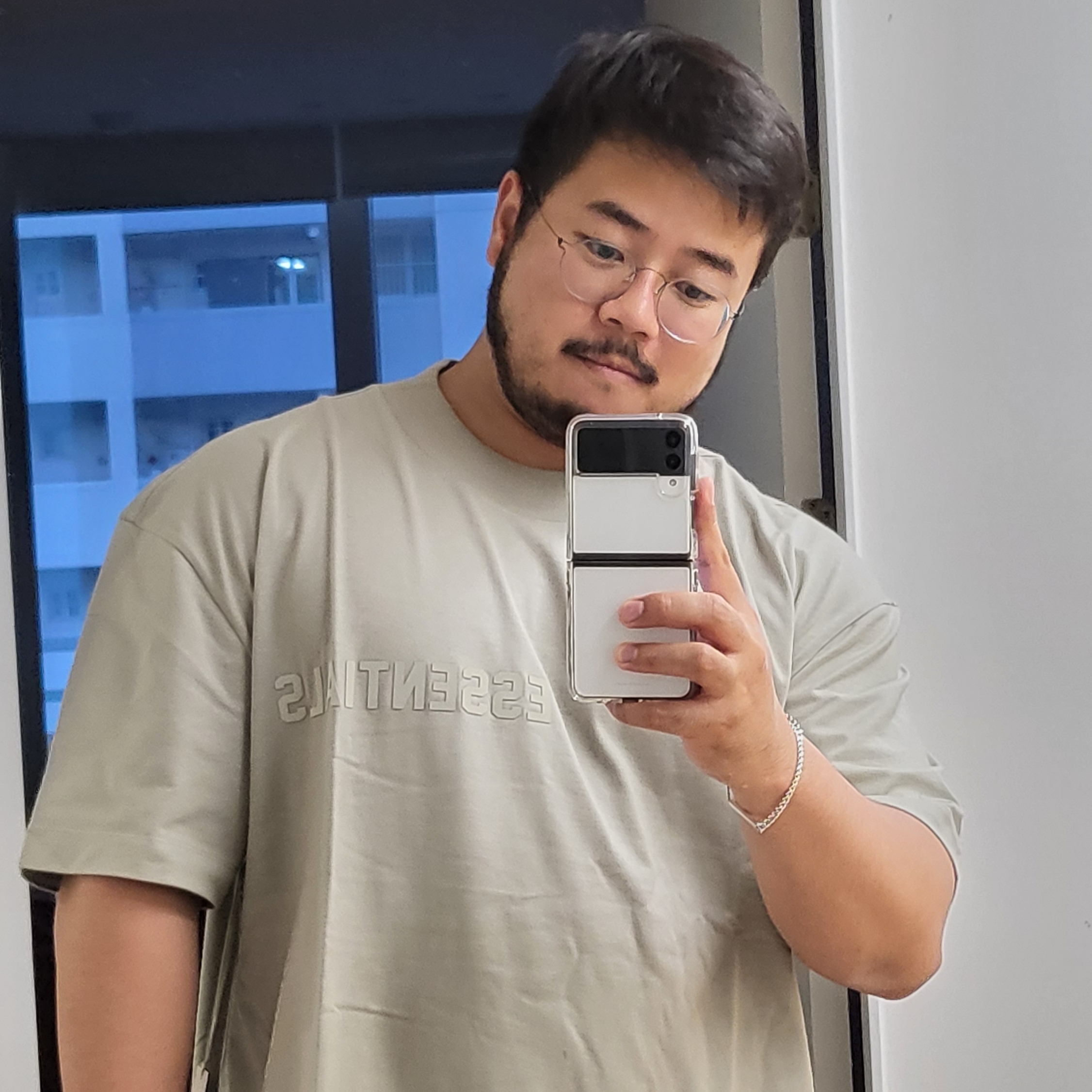 Essentials SS T-Shirt Seal - 23SS 착용 스타일