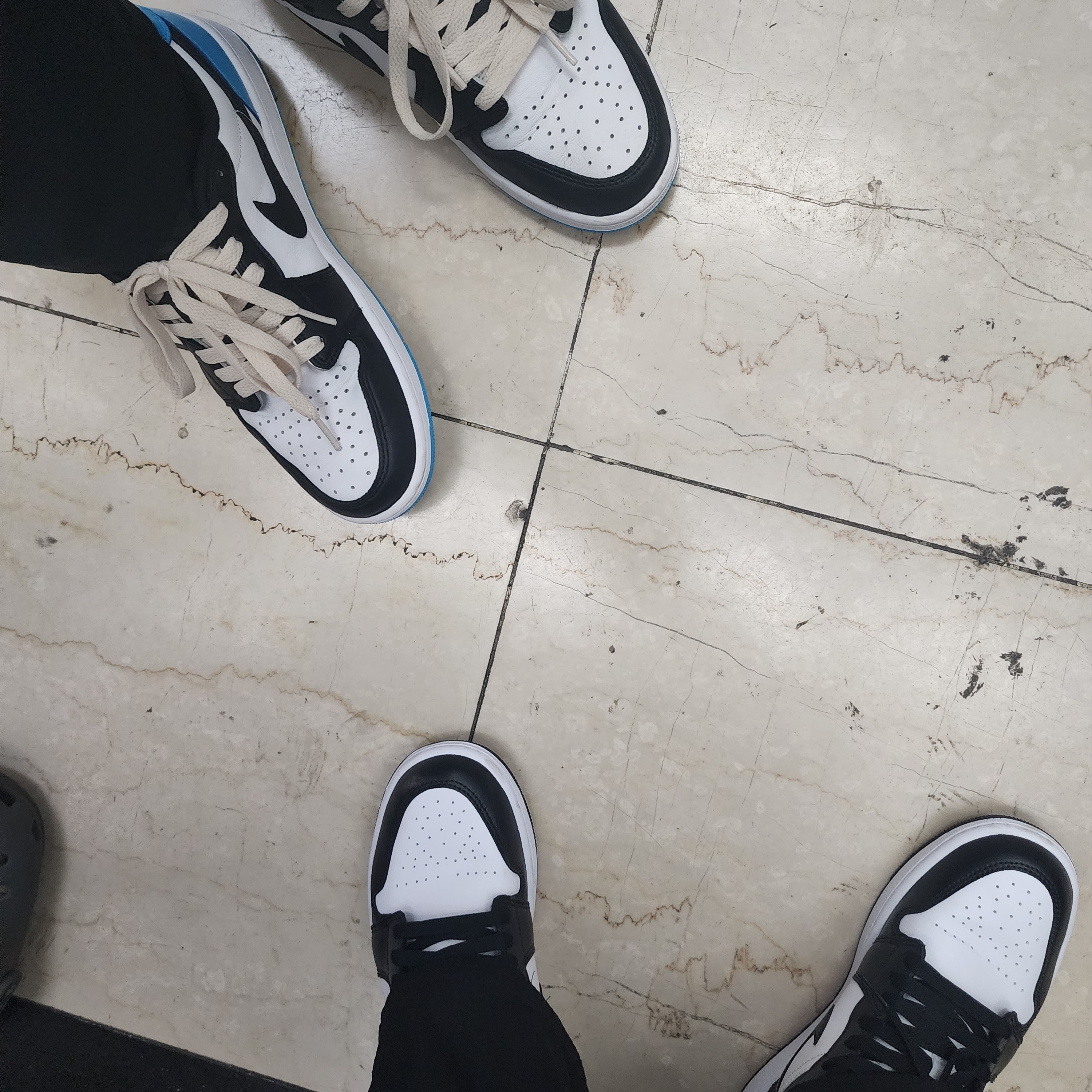 Jordan 1 Retro Low OG Black and Dark Powder Blue, (W) Jordan 1 Low Black and White 착용 스타일 - 2