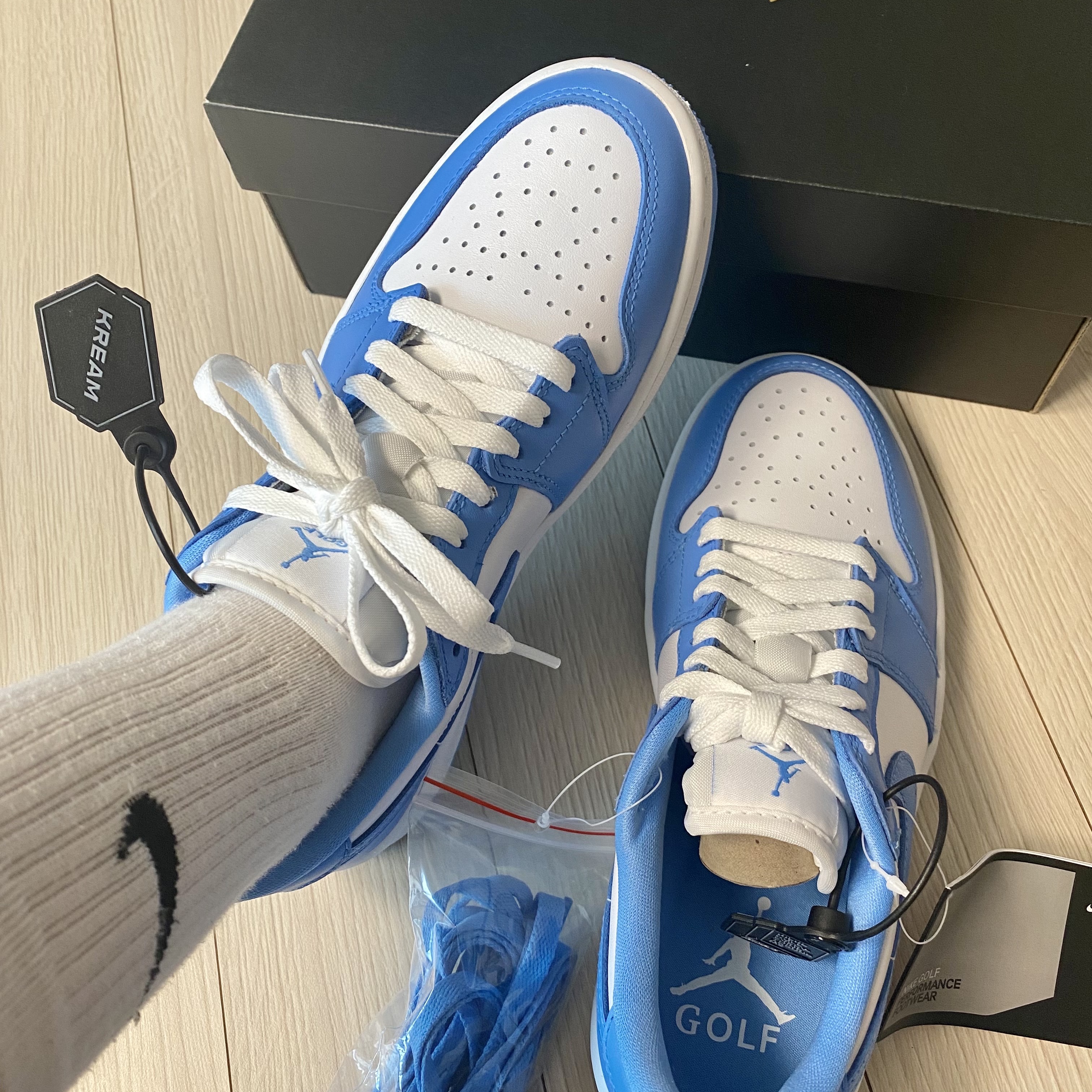 Jordan 1 Low Golf White and University Blue 착용 스타일 - 2