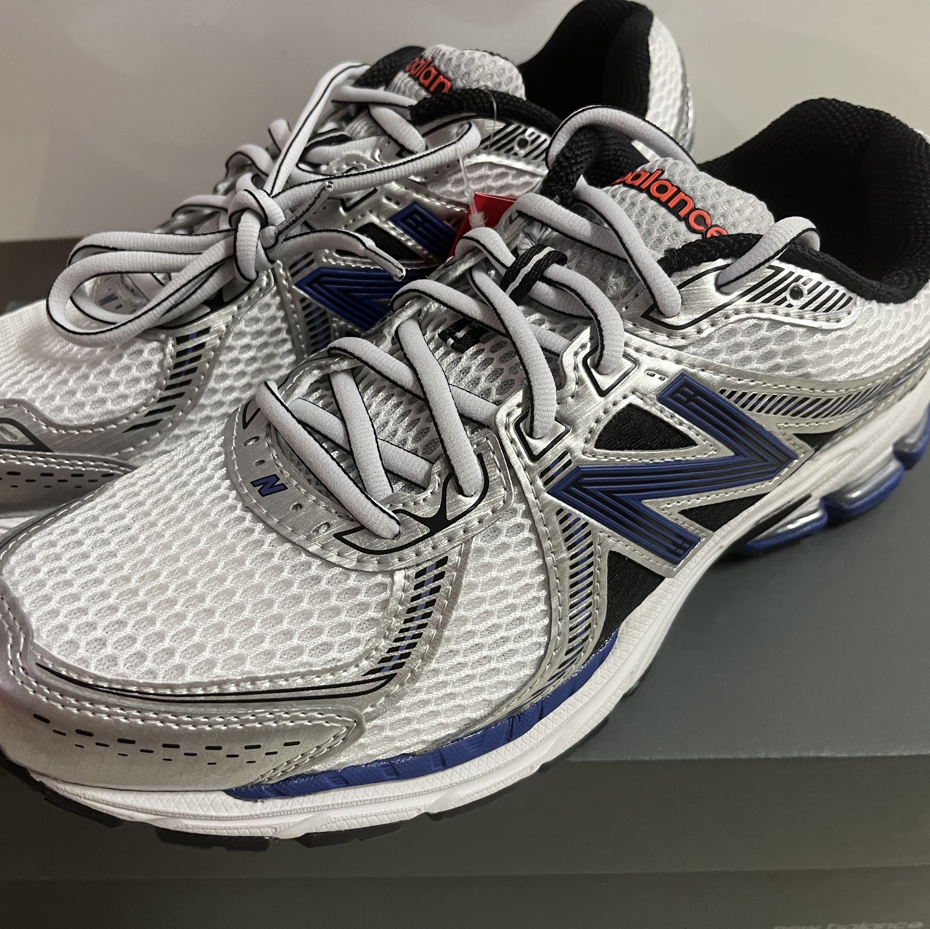 New Balance 860v2 Metallic Silver 착용 스타일