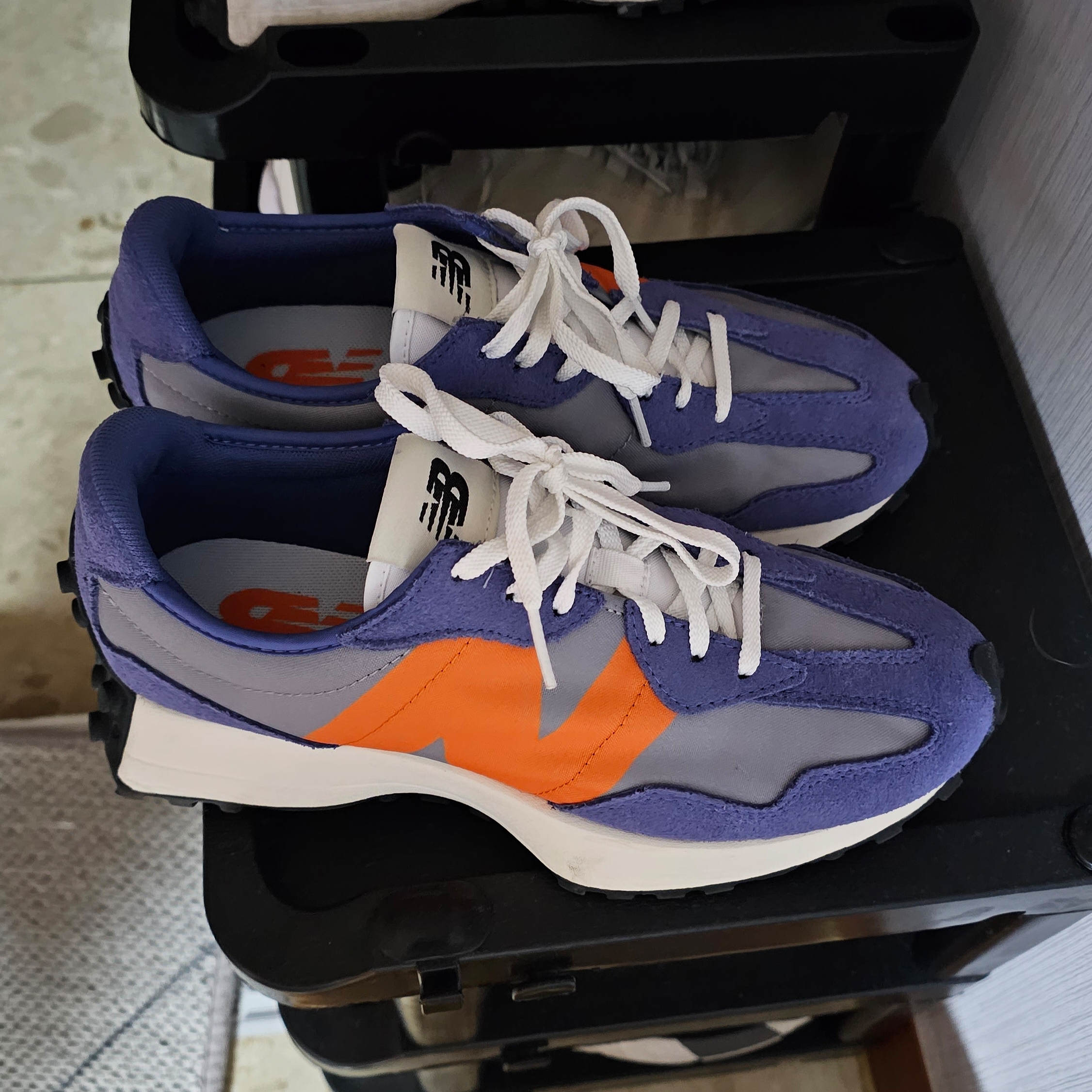 (W) New Balance 327 Magnetic Blue Varsity Orange 착용 스타일