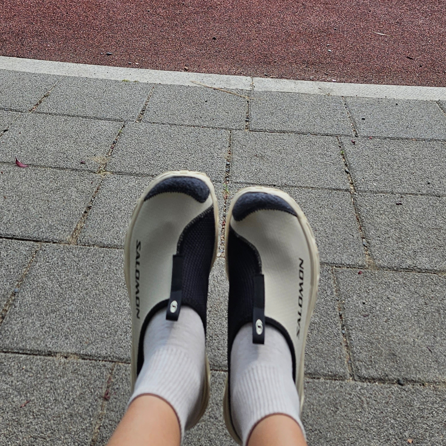 Salomon RX Slide 3.0 Bleached Sand 착용 스타일