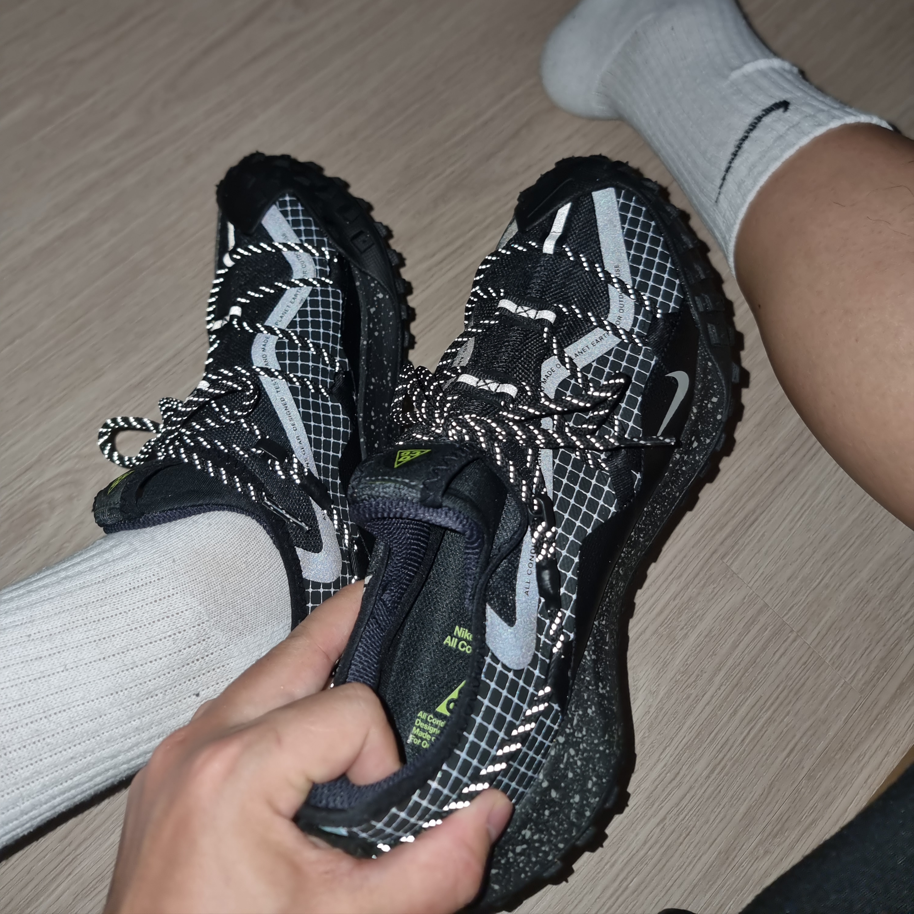 Nike ACG Mountain Fly Low Gore-Tex SE Dark Smoke Grey 착용 스타일 - 3