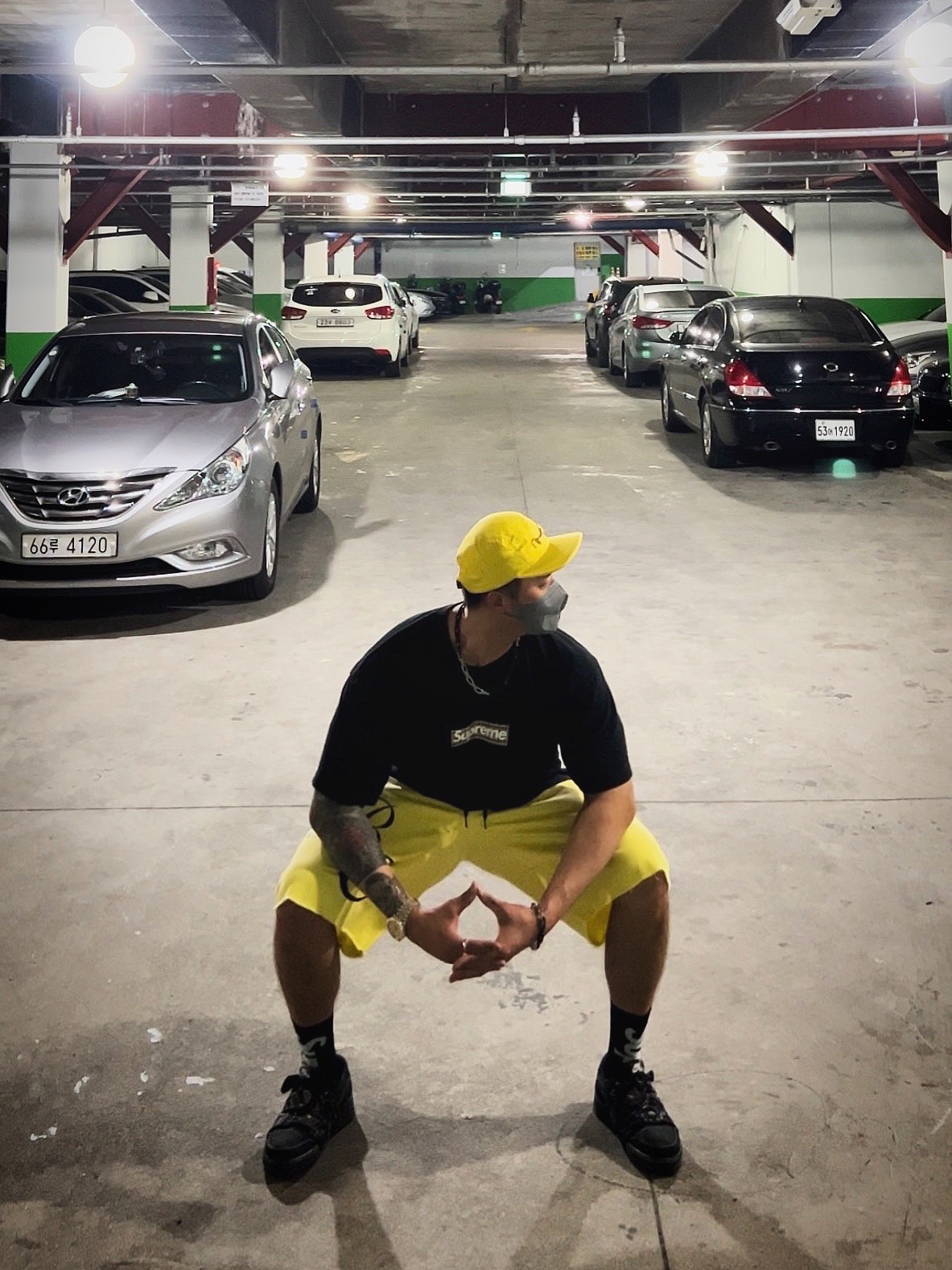 Supreme x Burberry Box Logo T-Shirt Black - 22SS, Supreme x Bernadette Corporation Work Shorts Yellow - 23SS 착용 스타일 - 2