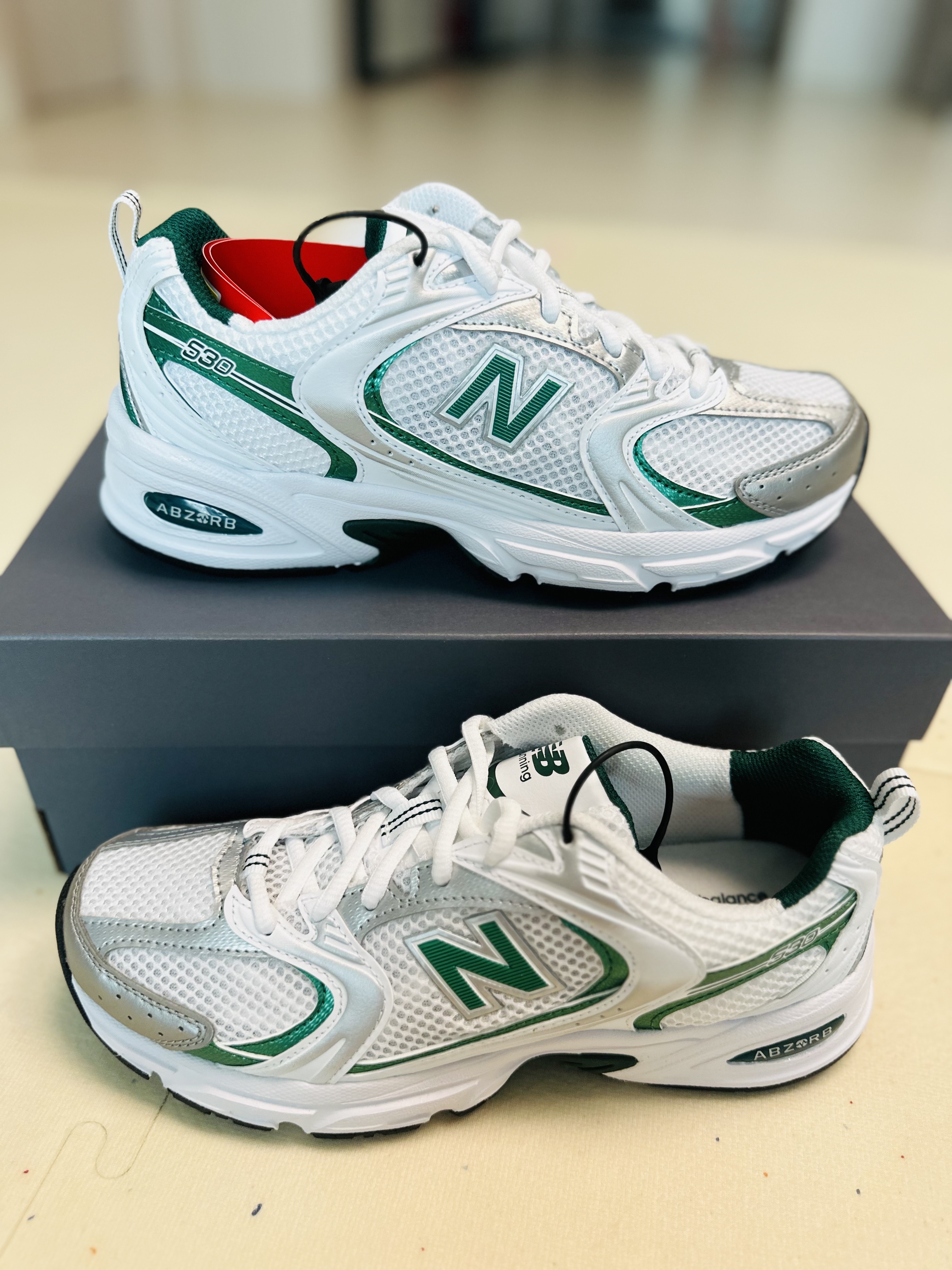 New Balance 530 White Nightwatch Green 착용 스타일 - 1