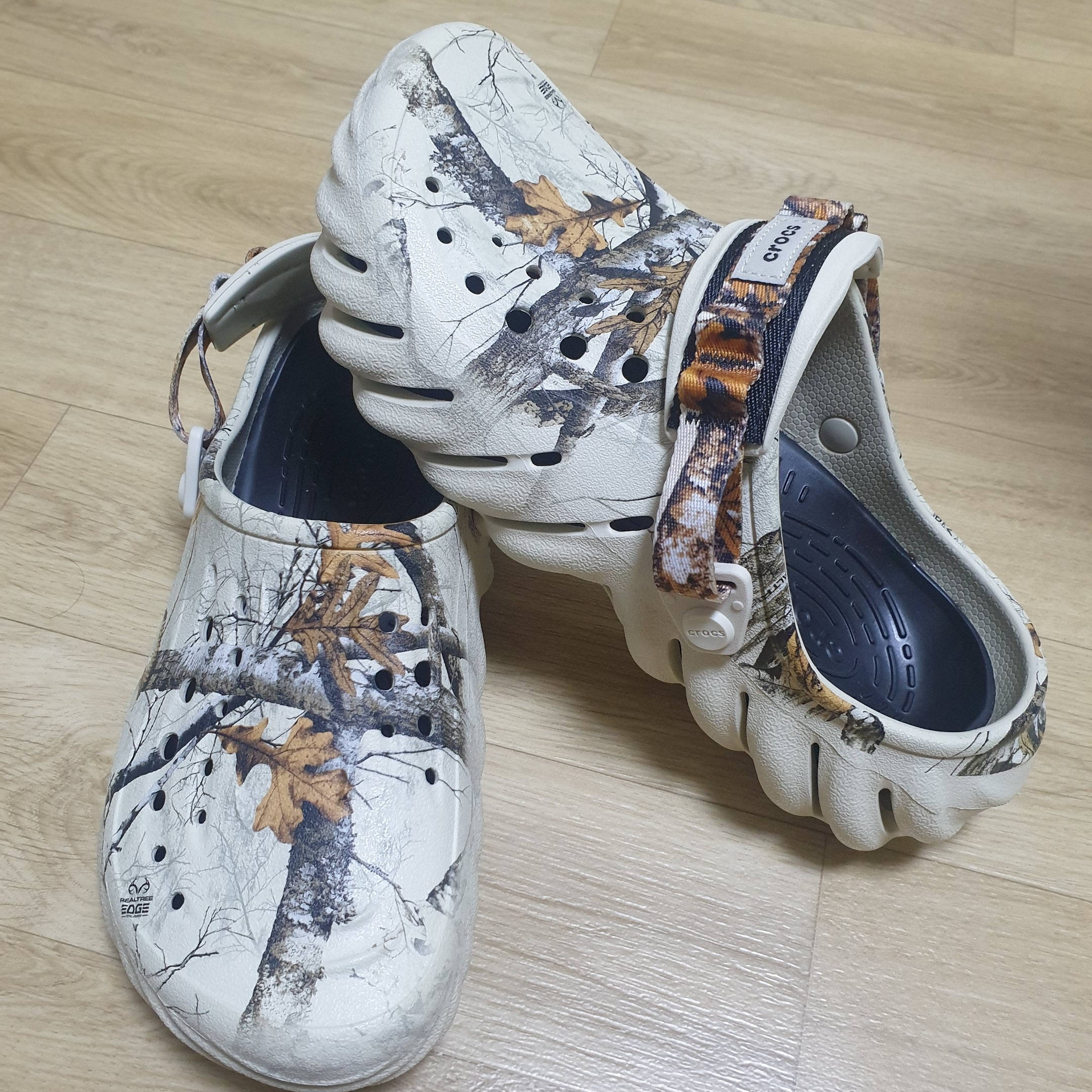 Crocs Echo Clog Real Tree Bone 착용 스타일 - 2