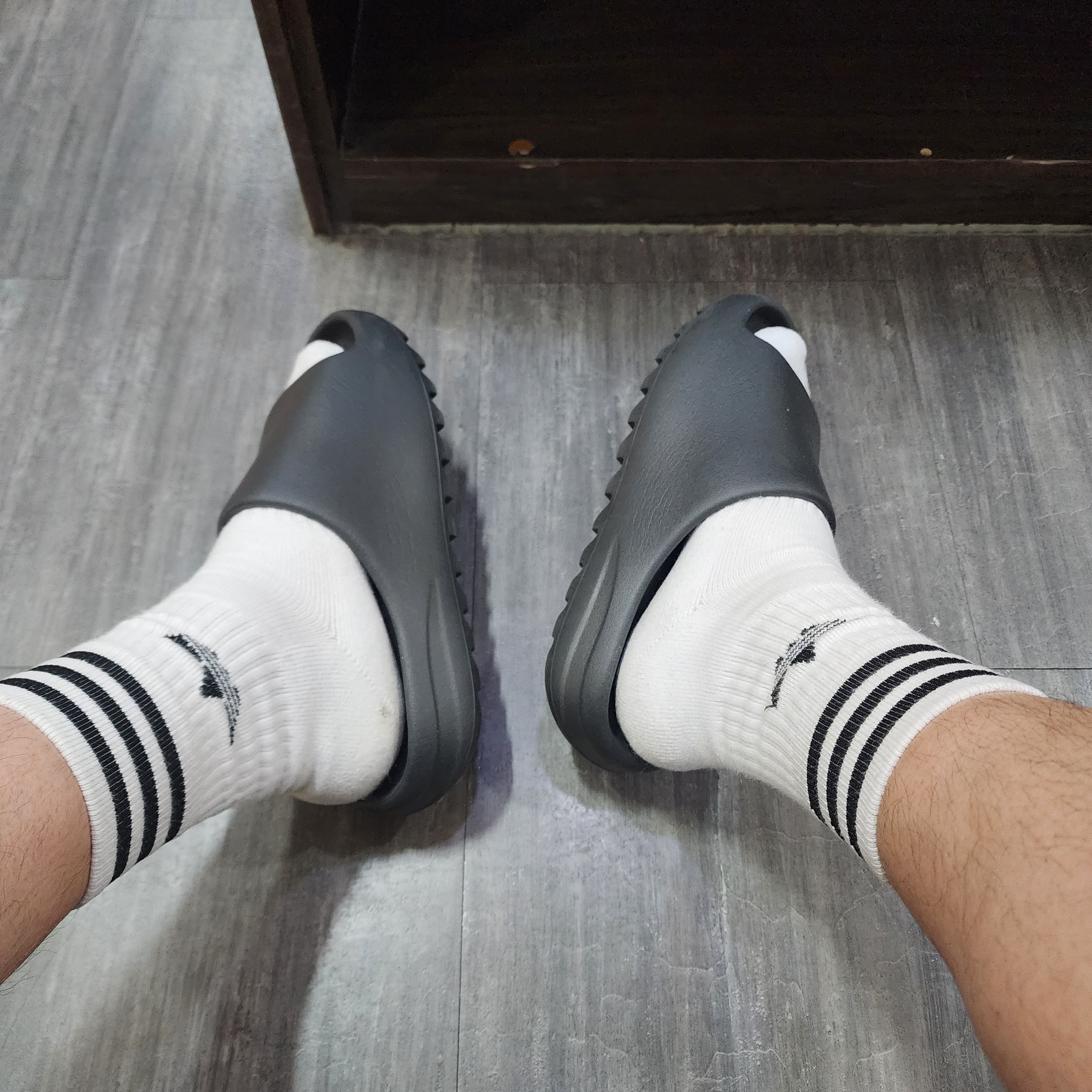 Adidas Yeezy Slide Onyx 착용 스타일 - 2