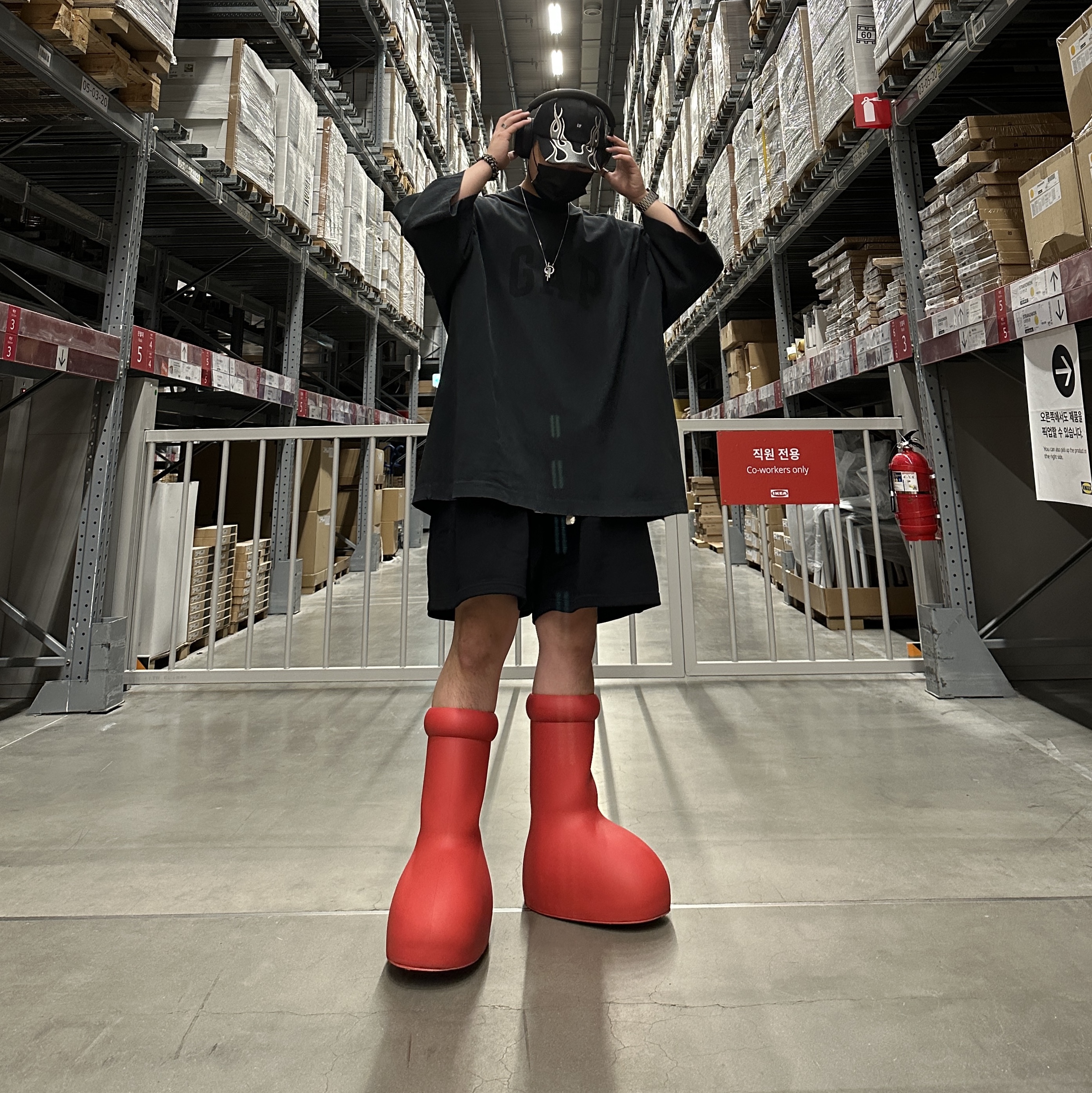Yeezy Gap Engineered By Balenciaga Flame Cap Black, Yeezy Gap Engineered By Balenciaga Dove 3/4 Sleeve T-Shirt Black 착용 스타일 - 1