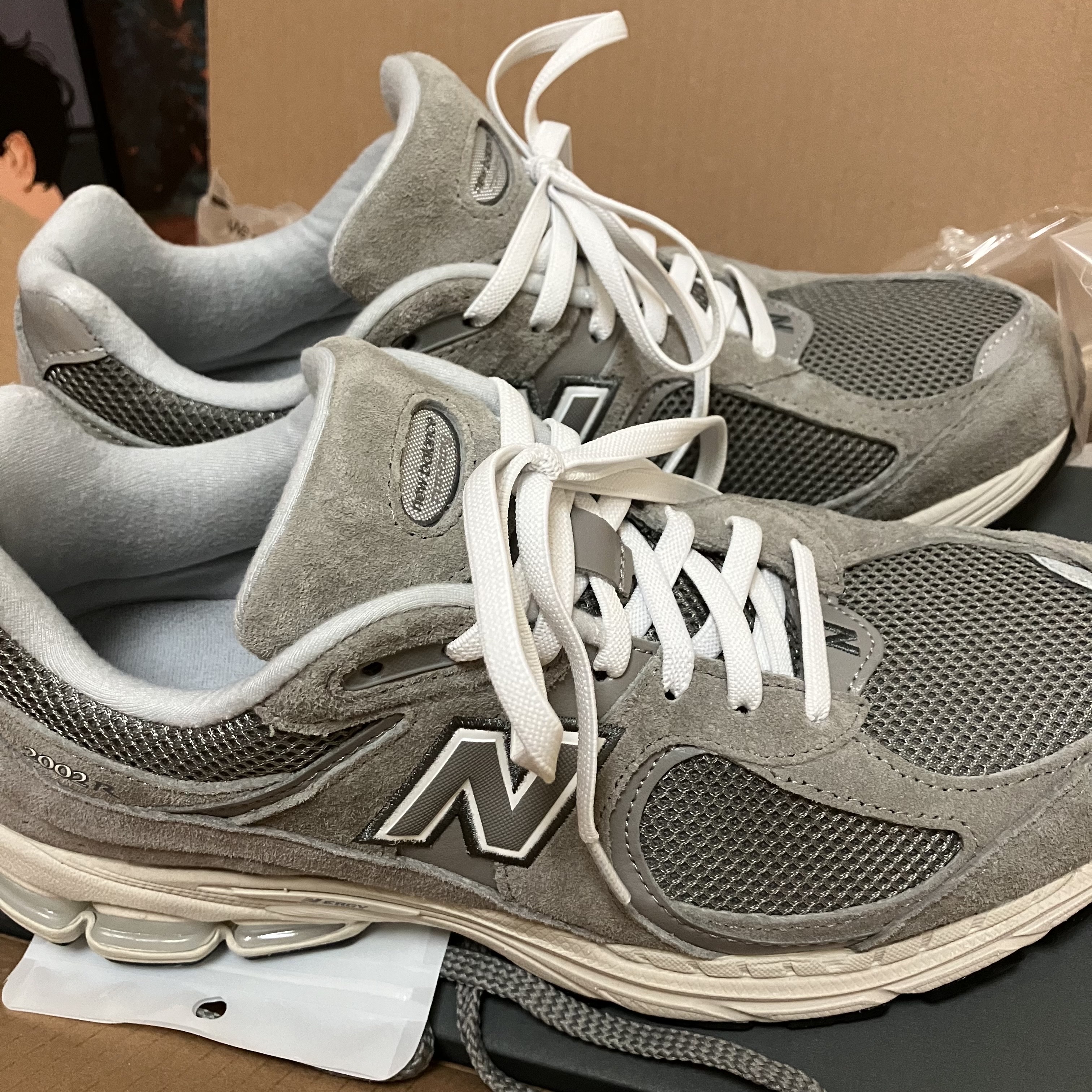 New Balance 2002R Grey 착용 스타일