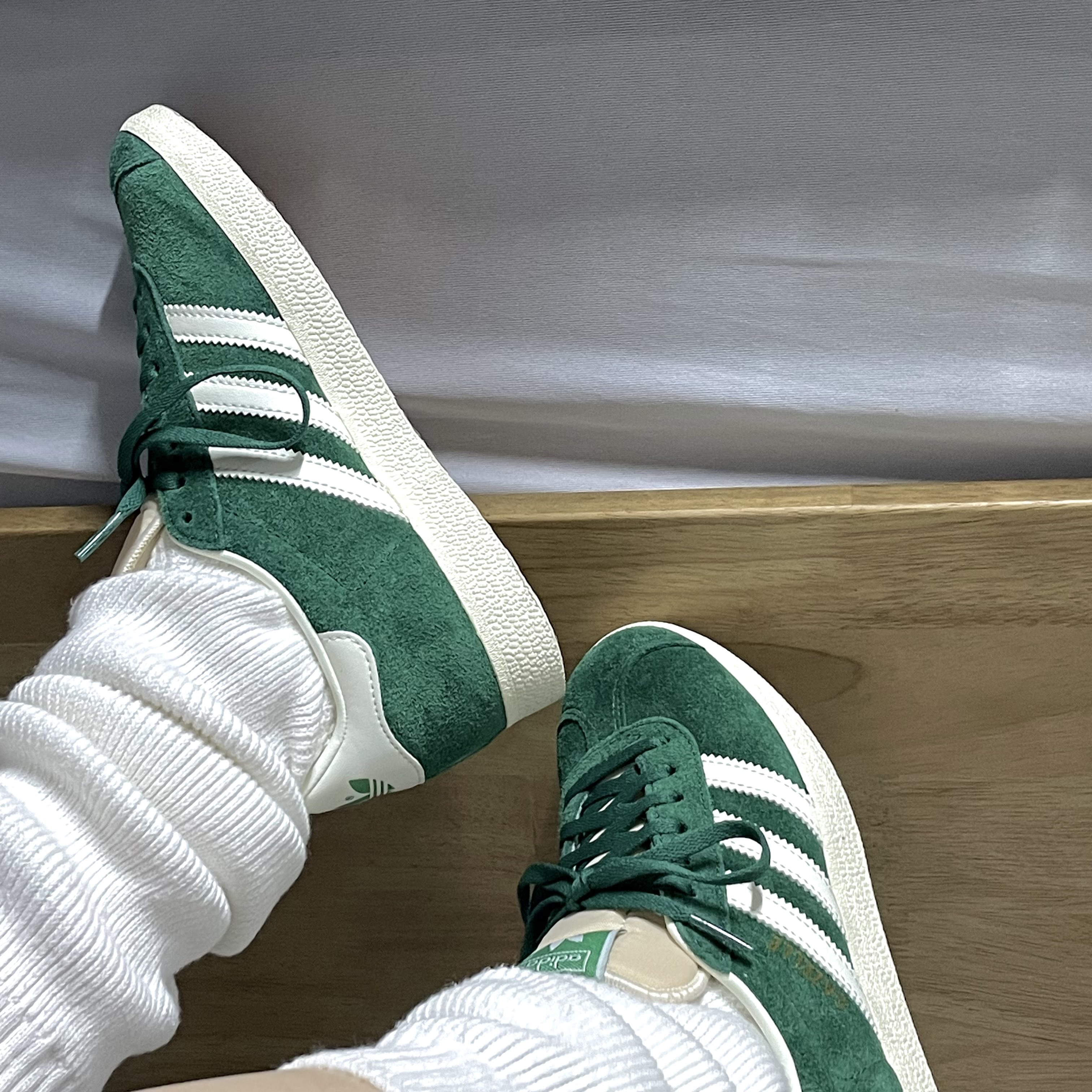 Adidas Gazelle Dark Green Cream White 착용 스타일 - 1