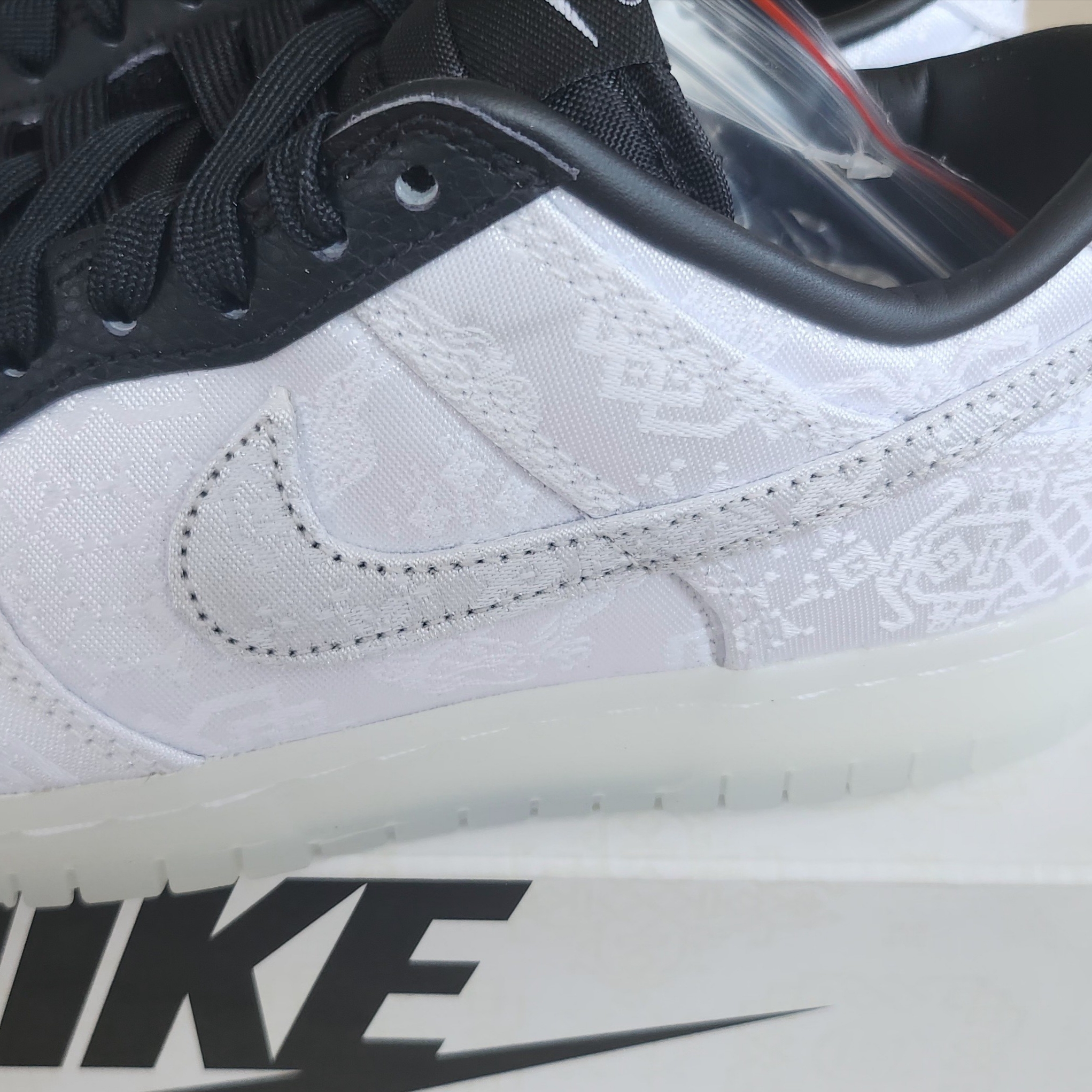 Nike x Clot x Fragment Dunk Low Black and White 착용 스타일 - 3