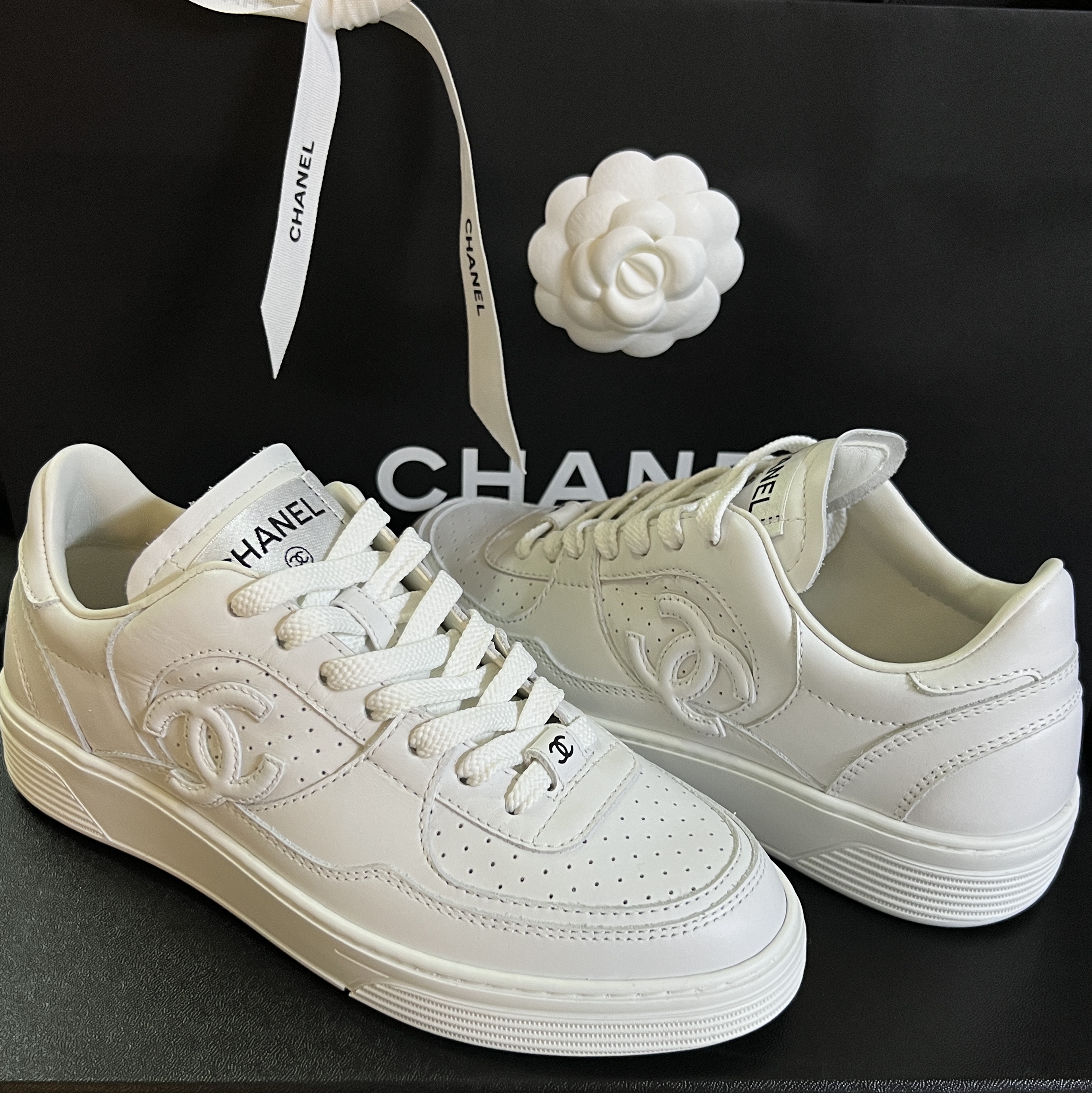 (W) Chanel Sneakers Calfskin & White 착용 스타일