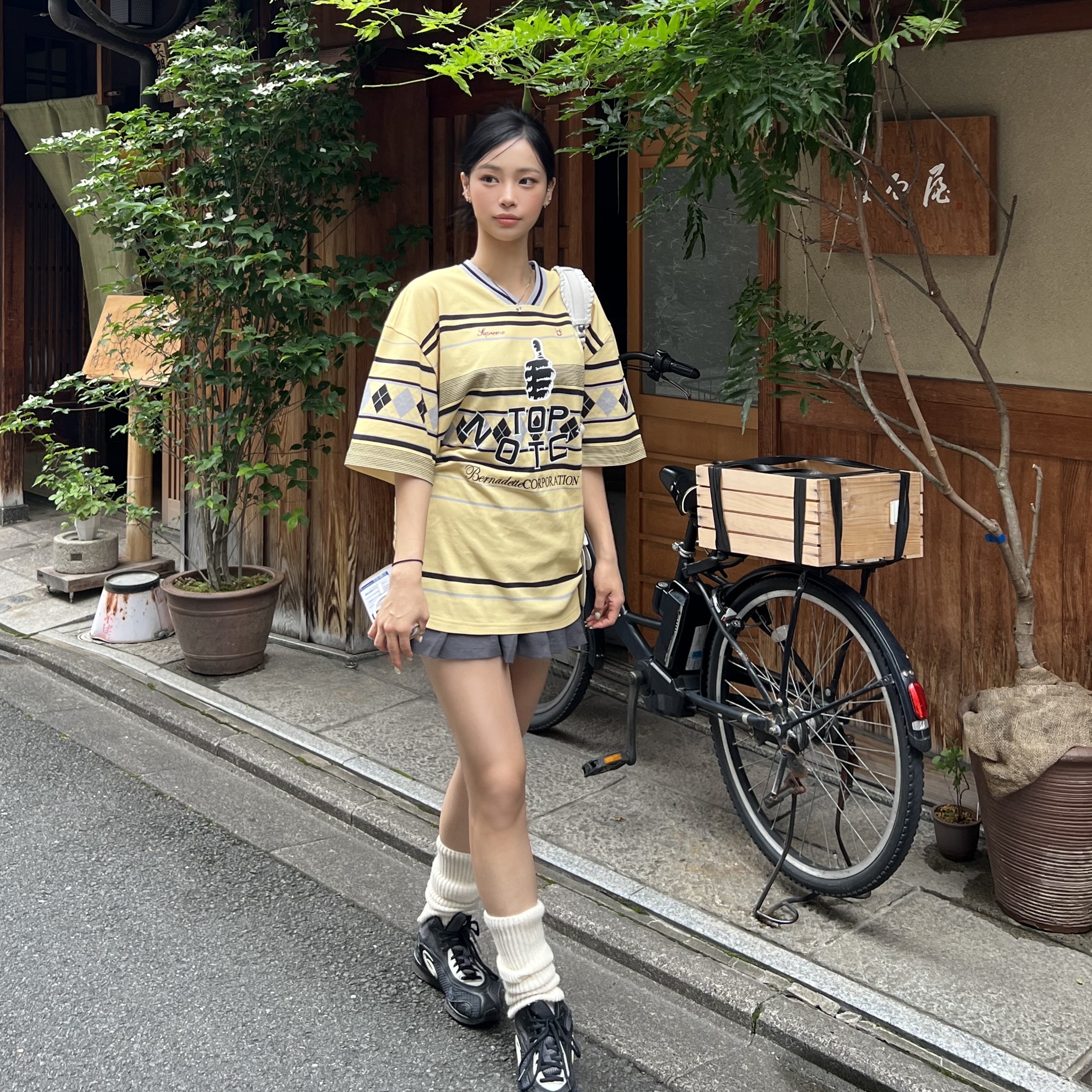 Supreme x Bernadette Corporation Pique Soccer Top Pale Yellow - 23SS, Balenciaga Arena Lambskin Le Cagole XS Shoulder Bag White 착용 스타일 - 1