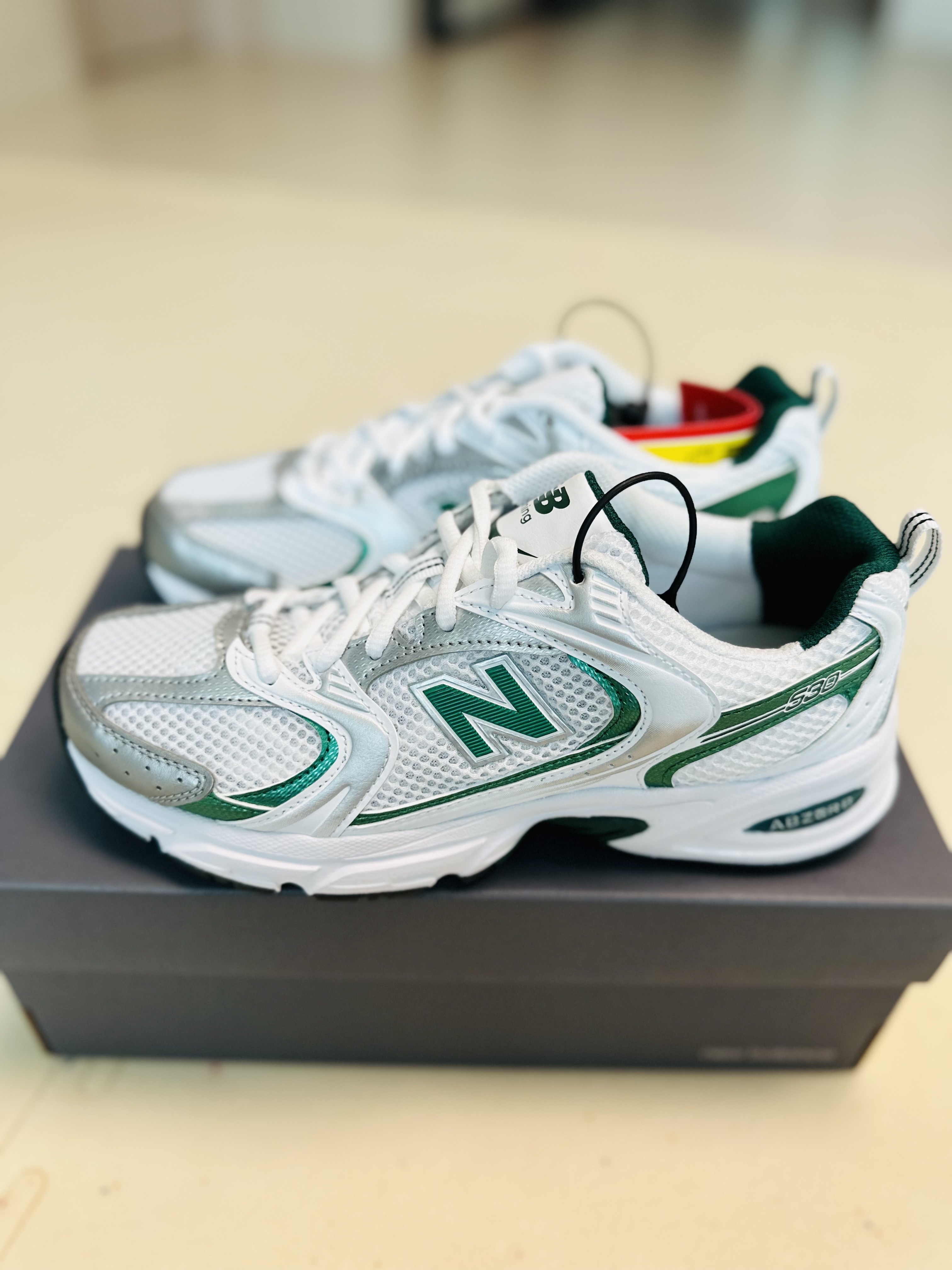 New Balance 530 White Nightwatch Green 착용 스타일 - 4
