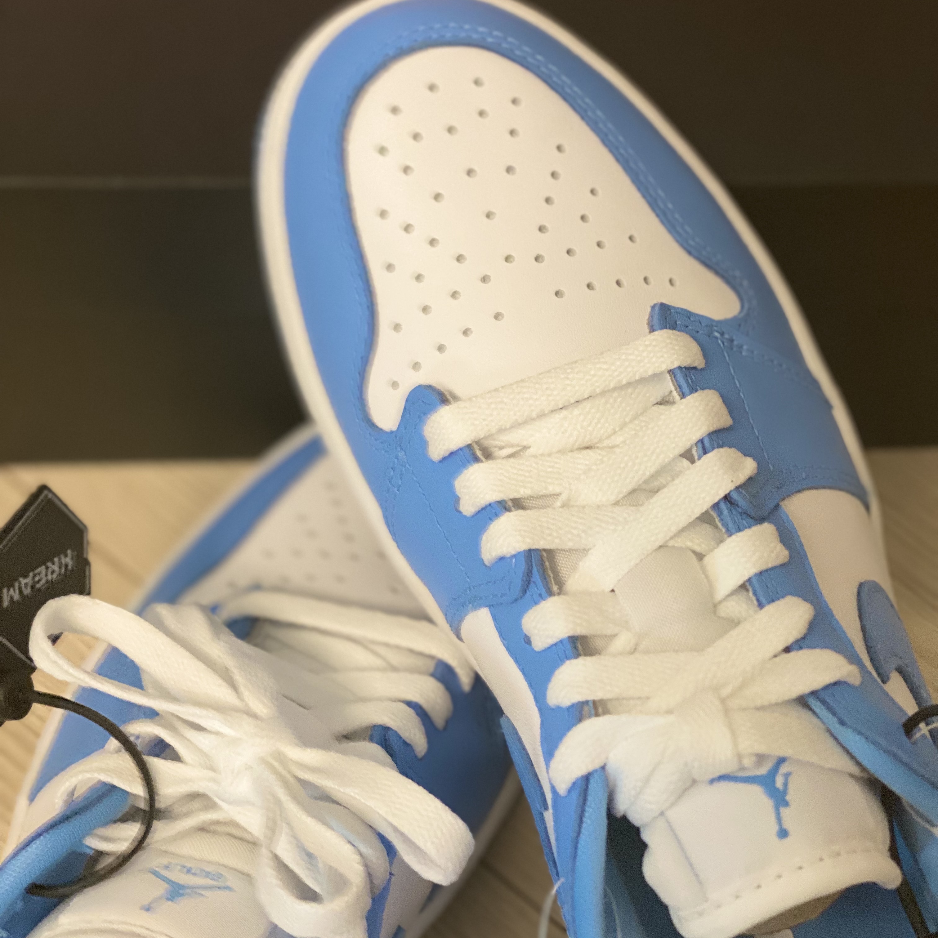 Jordan 1 Low Golf White and University Blue 착용 스타일 - 4