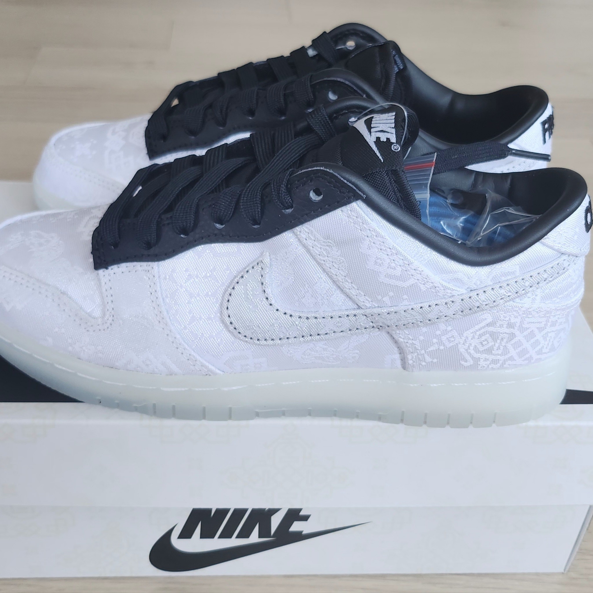 Nike x Clot x Fragment Dunk Low Black and White 착용 스타일 - 2
