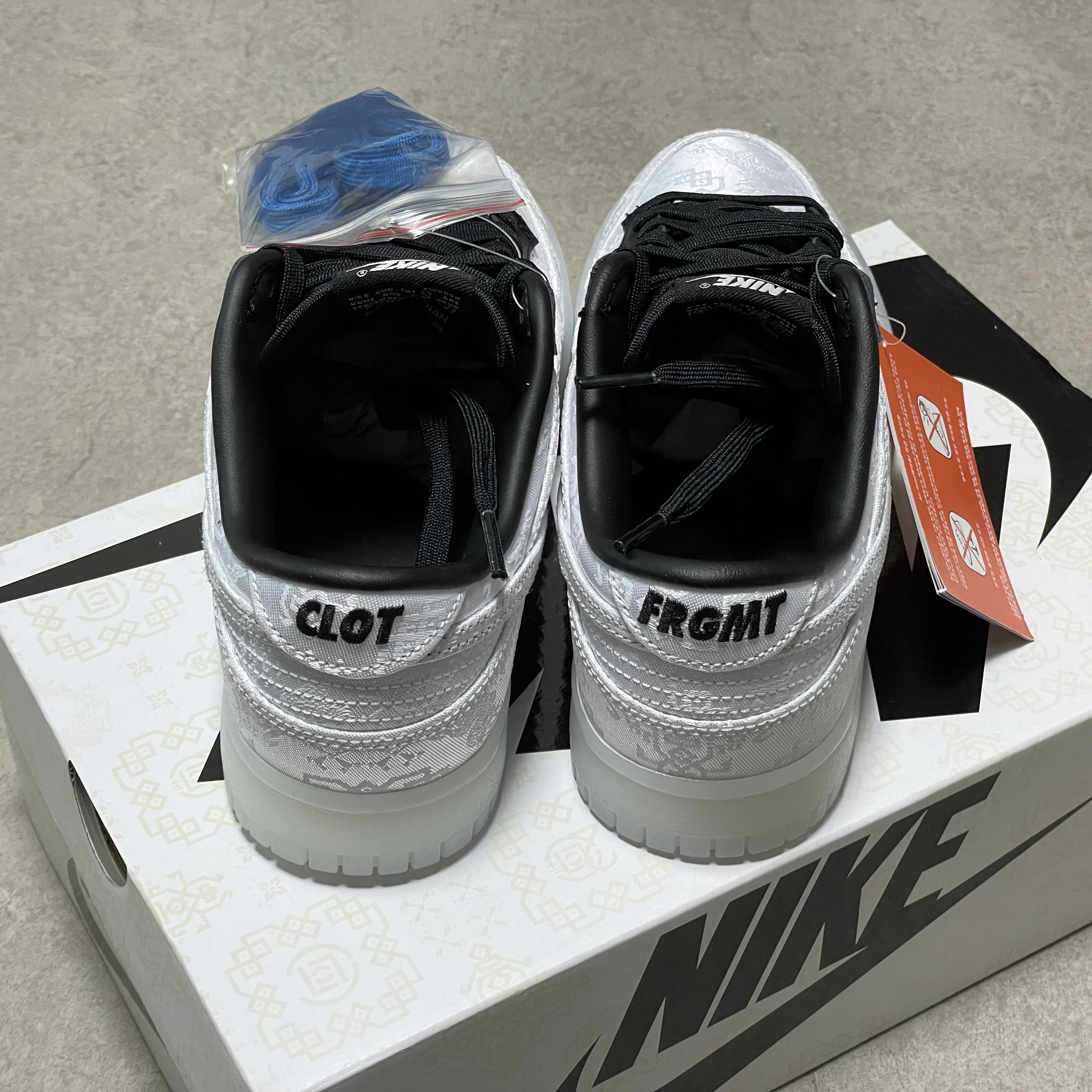 Nike x Clot x Fragment Dunk Low Black and White 착용 스타일 - 3