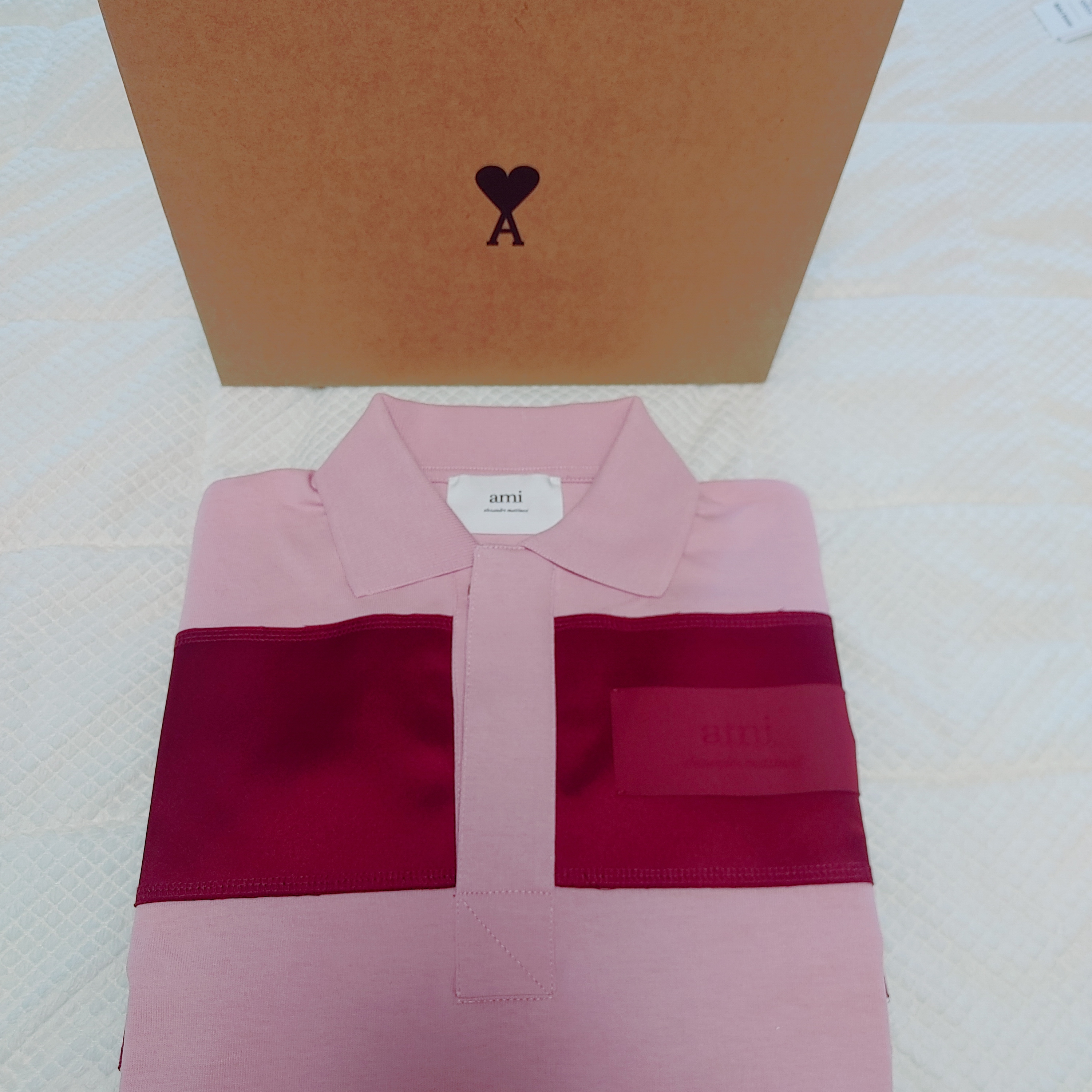 AMI Striped Oversized Polo Shirt Pale Pink Burgundy 착용 스타일 - 1