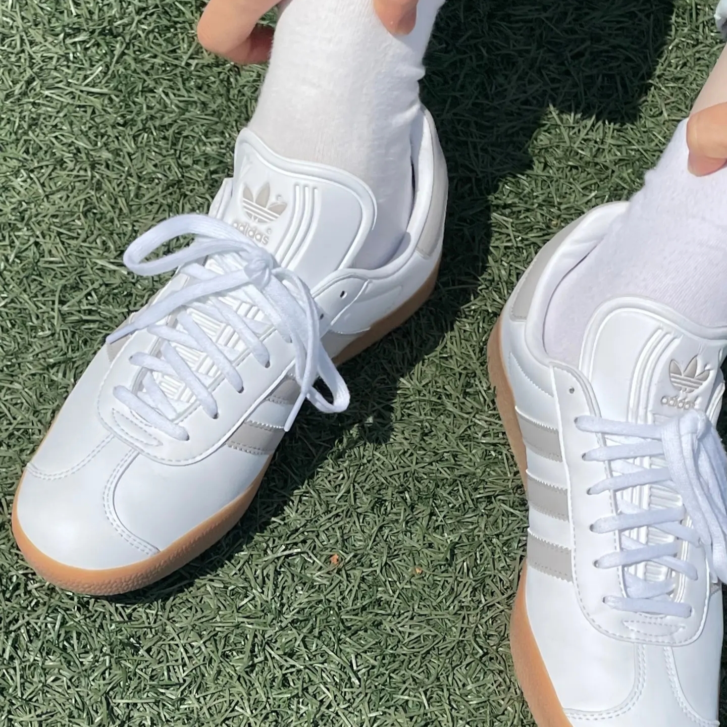 Adidas Gazelle White Grey 착용 스타일