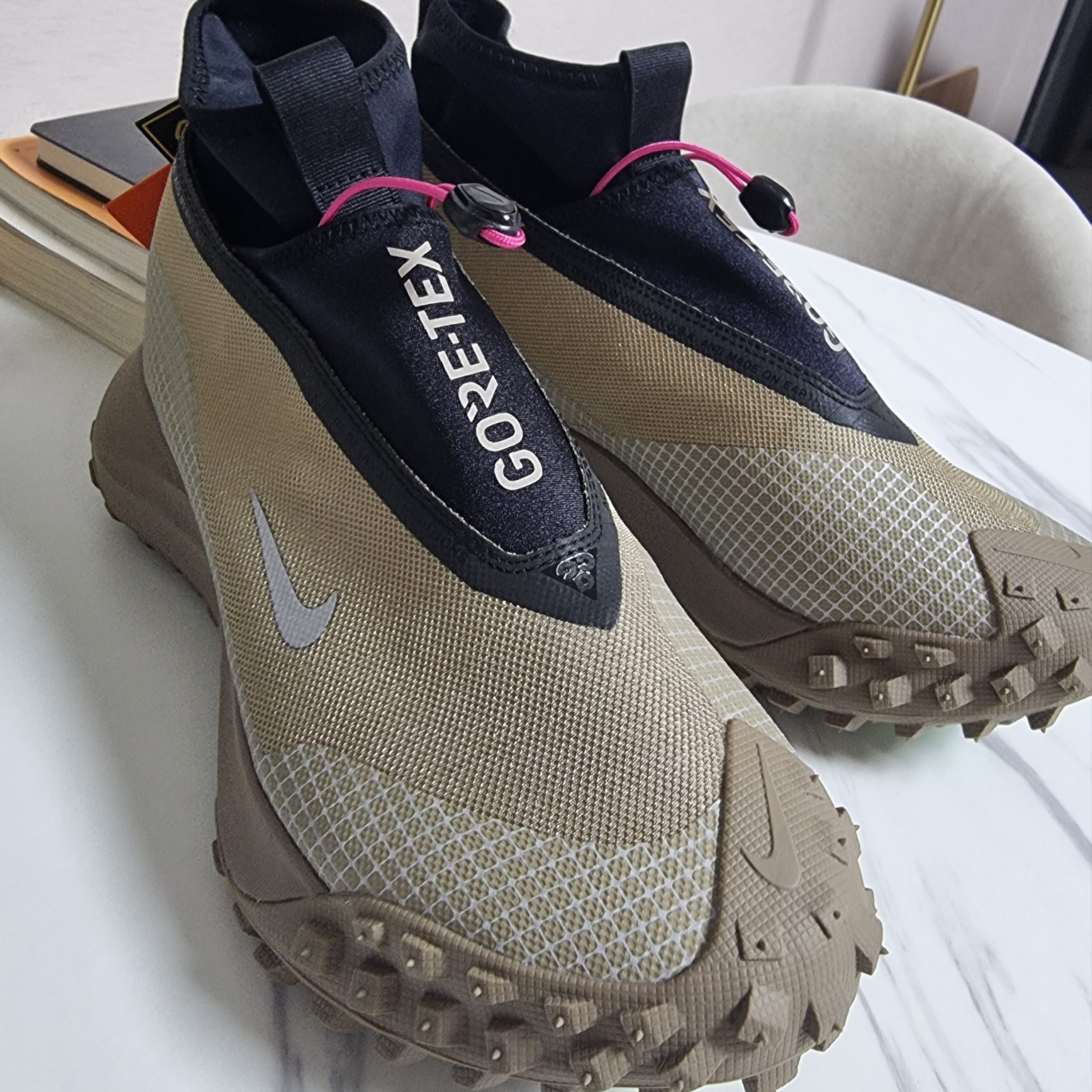 Nike ACG Mountain Fly Gore-Tex Khaki 착용 스타일 - 2