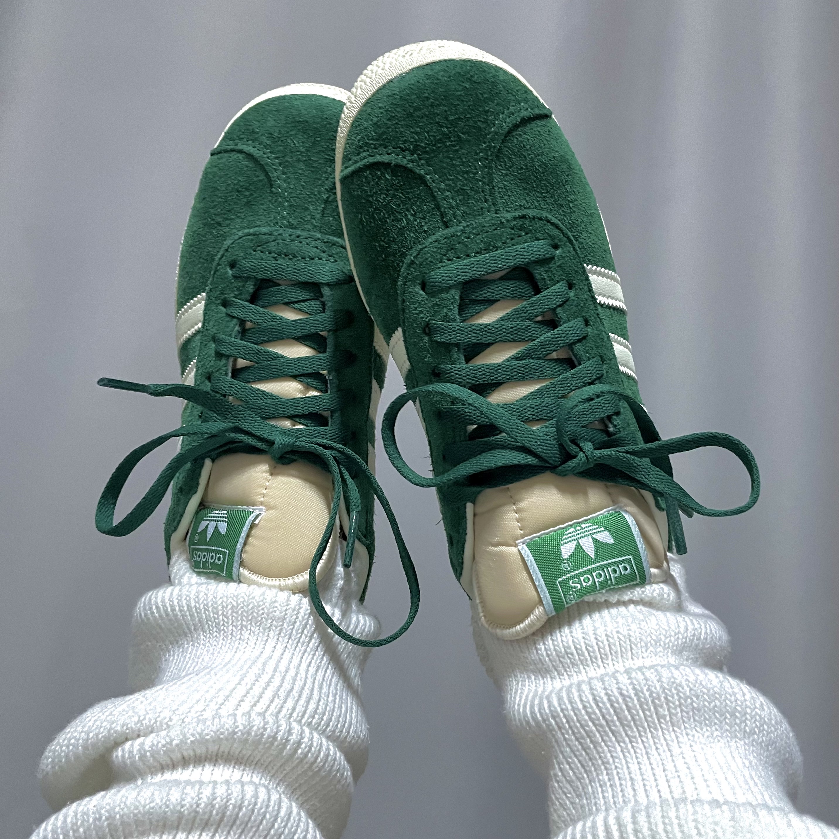 Adidas Gazelle Dark Green Cream White 착용 스타일 - 3