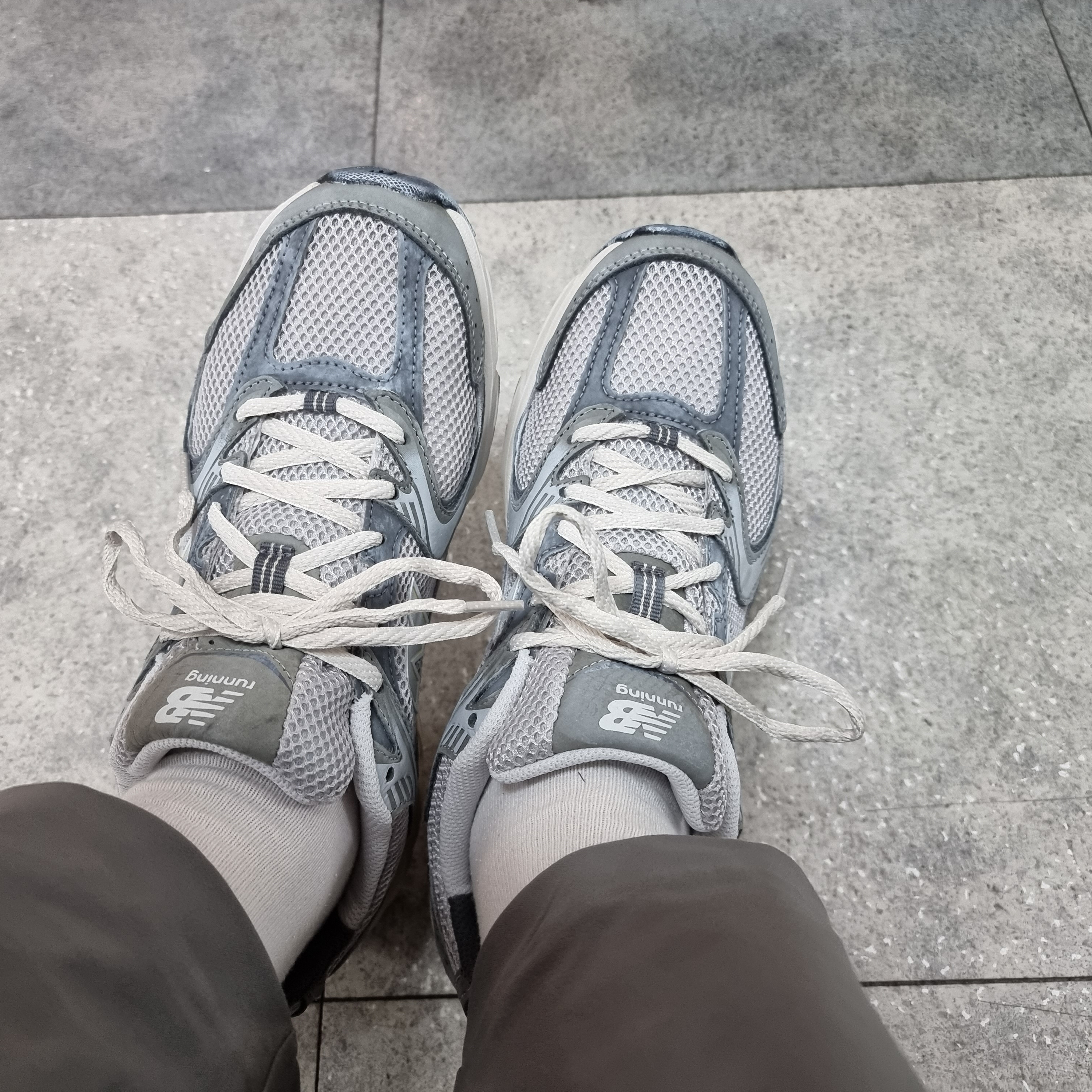 New Balance 530 Premium Vintage Grey Matter 착용 스타일