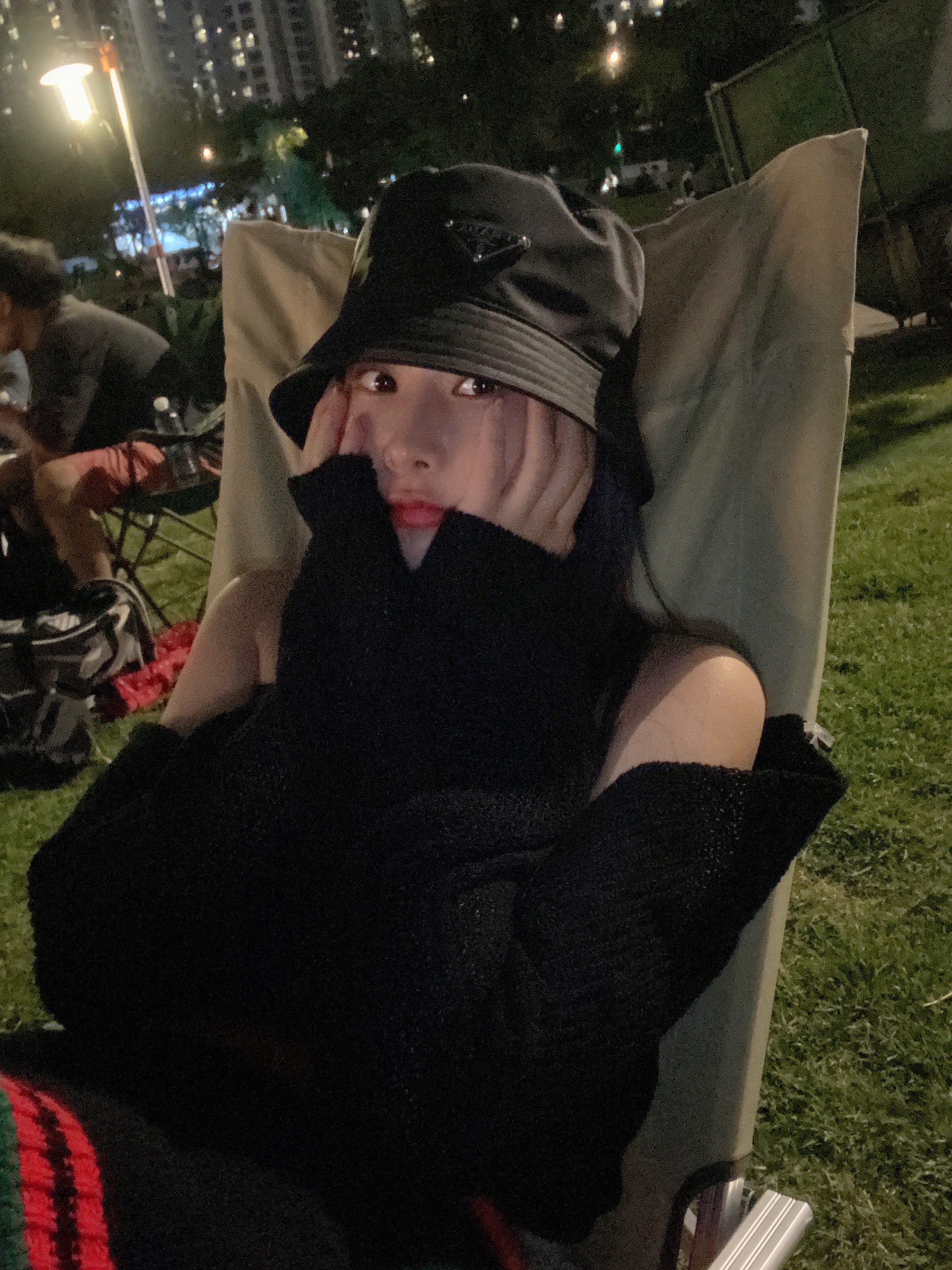 (W) Prada Re-Nylon Bucket Hat Black 착용 스타일