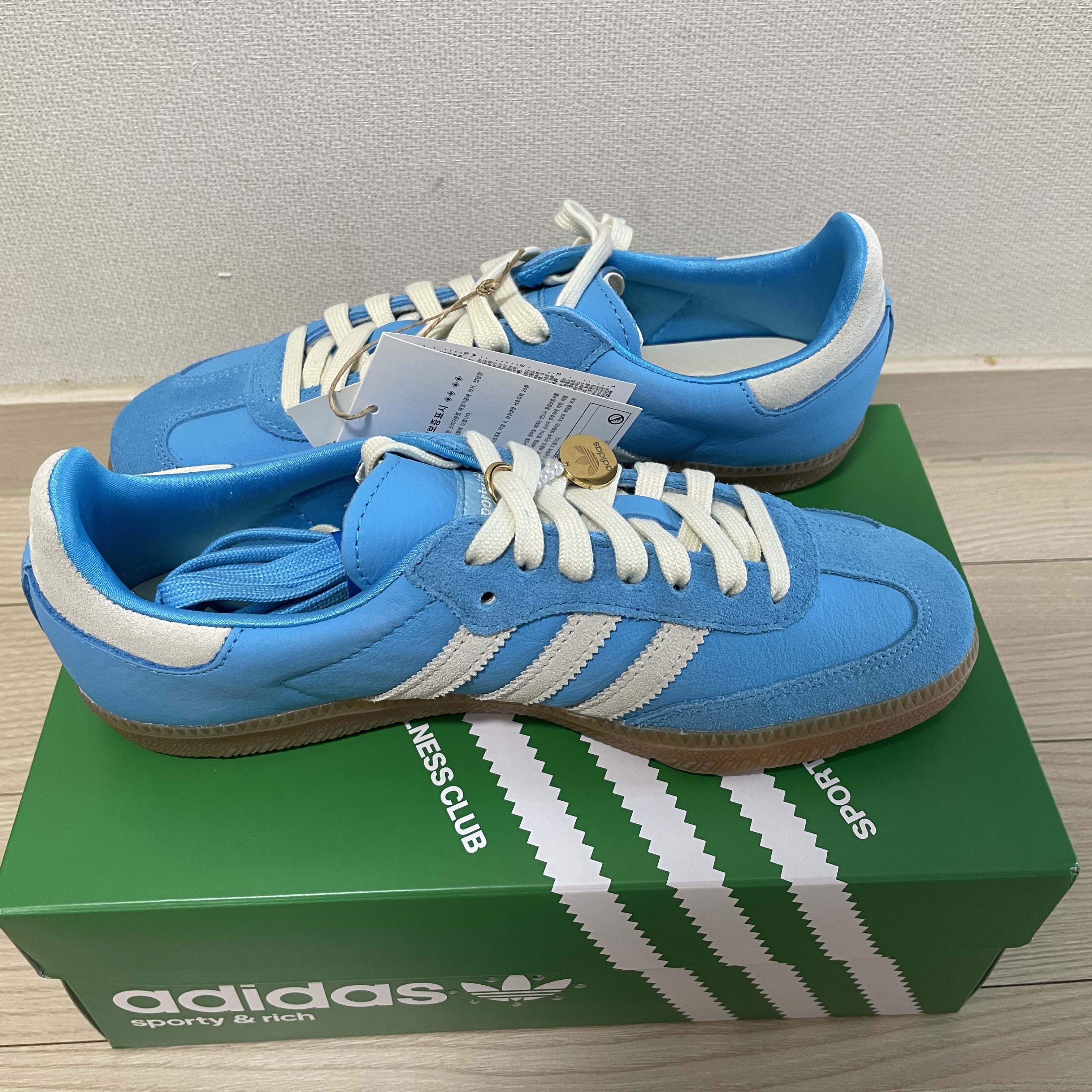 Adidas x Sporty & Rich Samba Blue Rush Cream White 착용 스타일 - 2