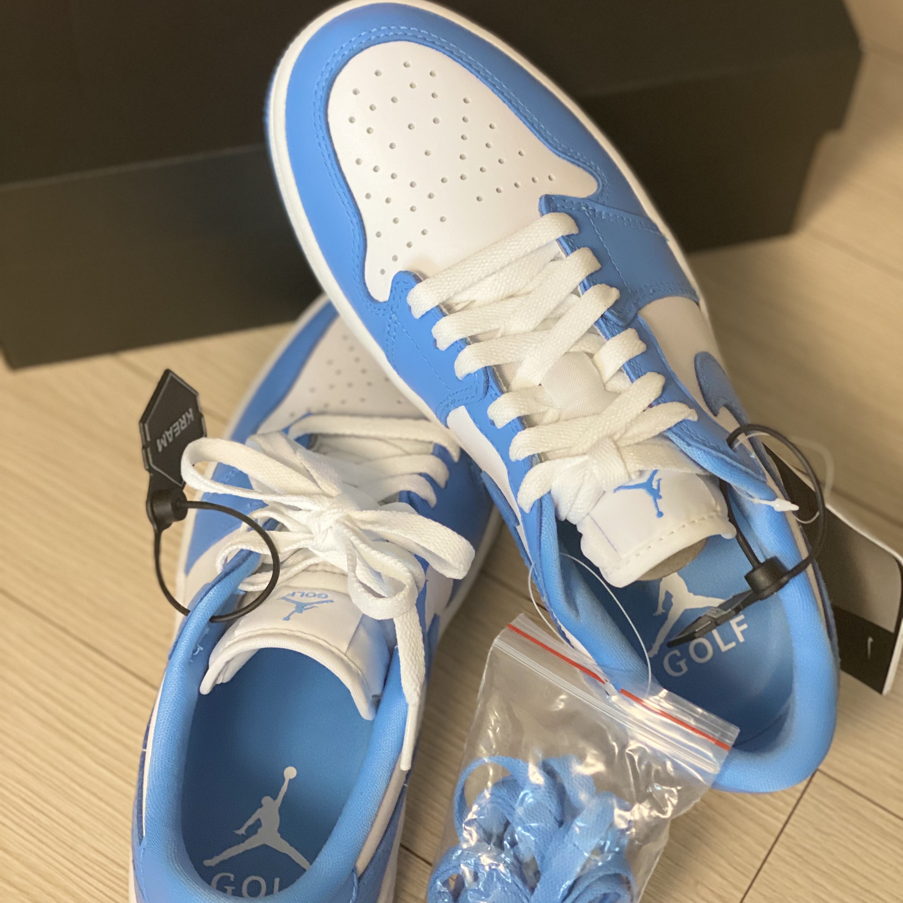 Jordan 1 Low Golf White and University Blue 착용 스타일 - 1