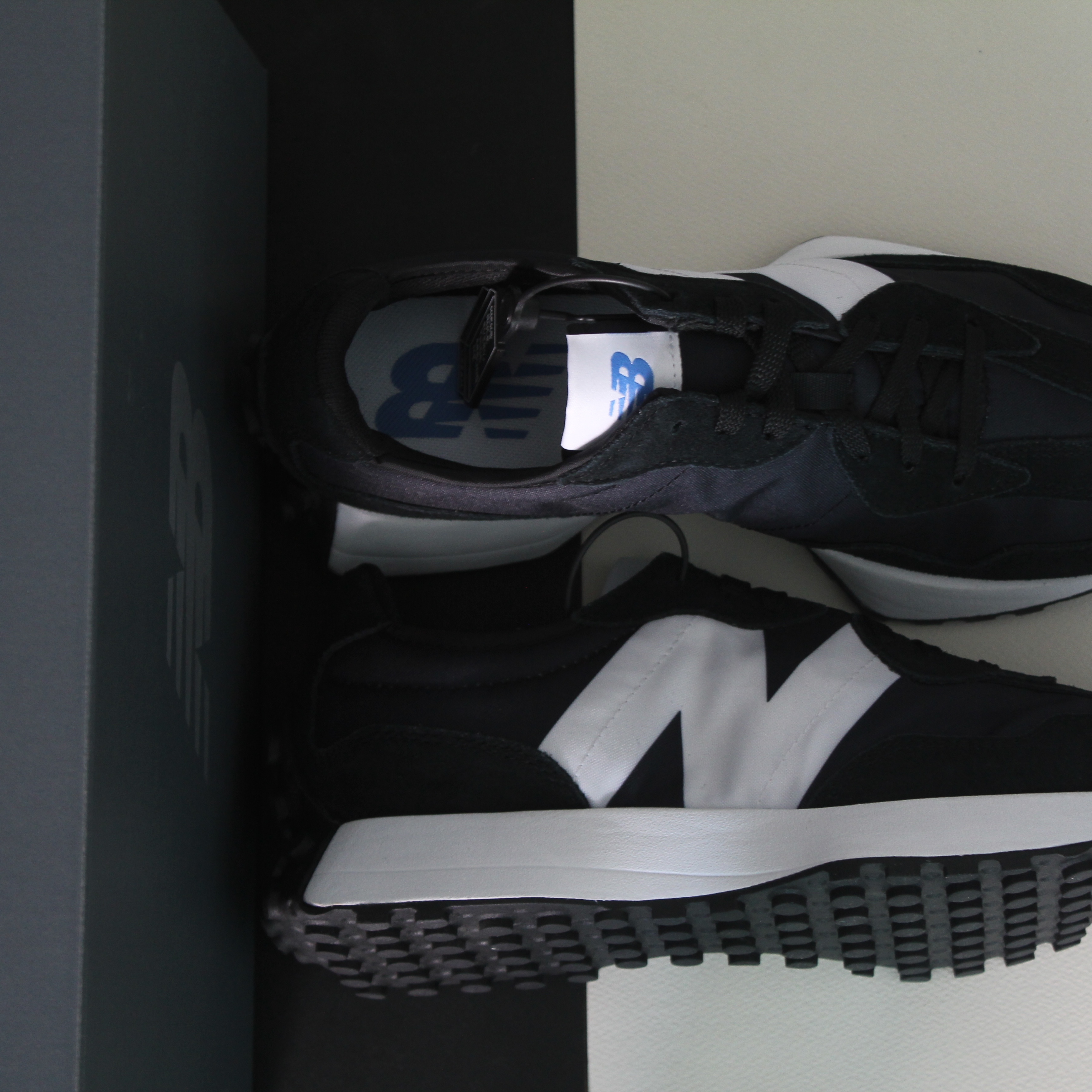 New Balance 327 Black 착용 스타일 - 3