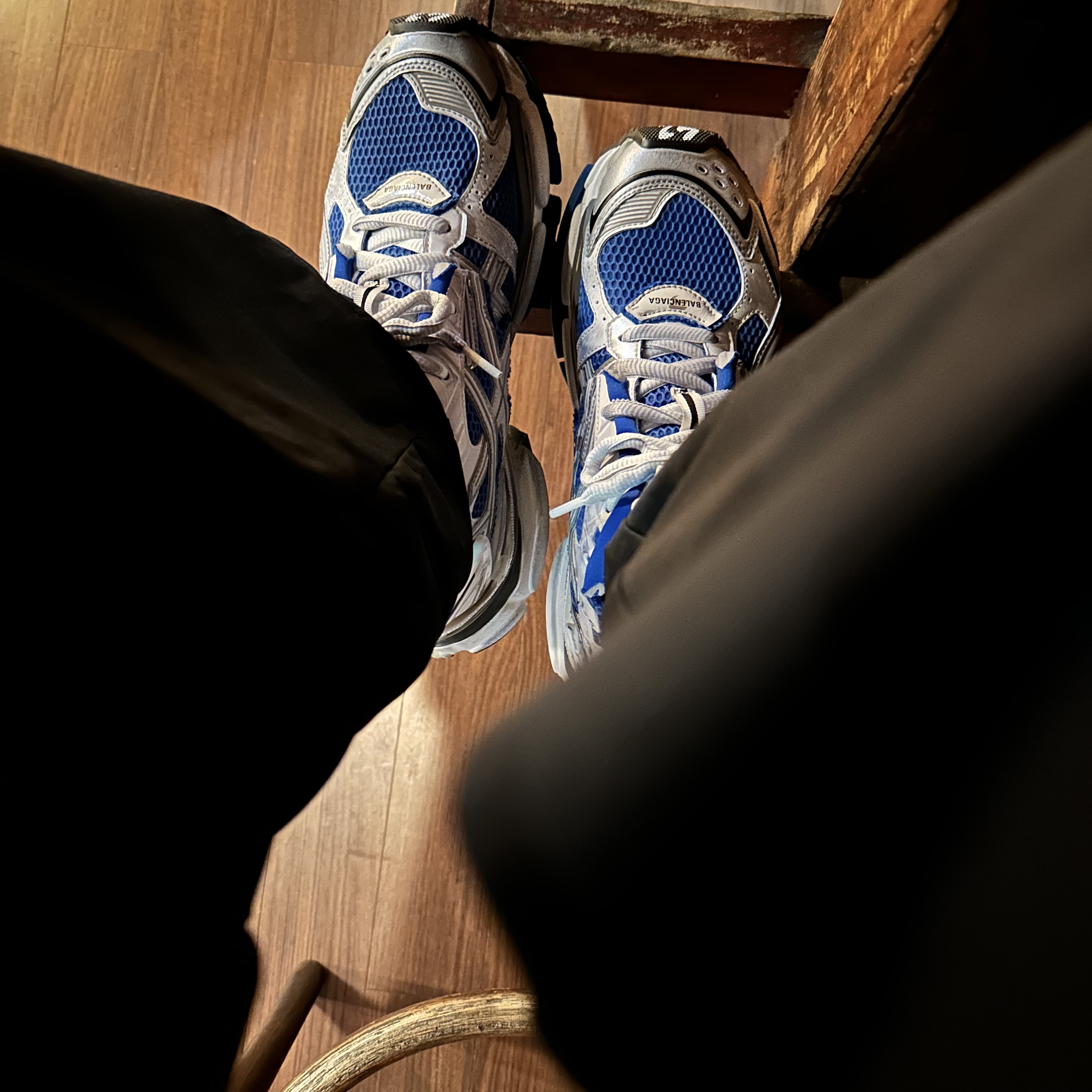 Balenciaga Runner Sneakers Blue White, Bottega Veneta Pouch Black 착용 스타일