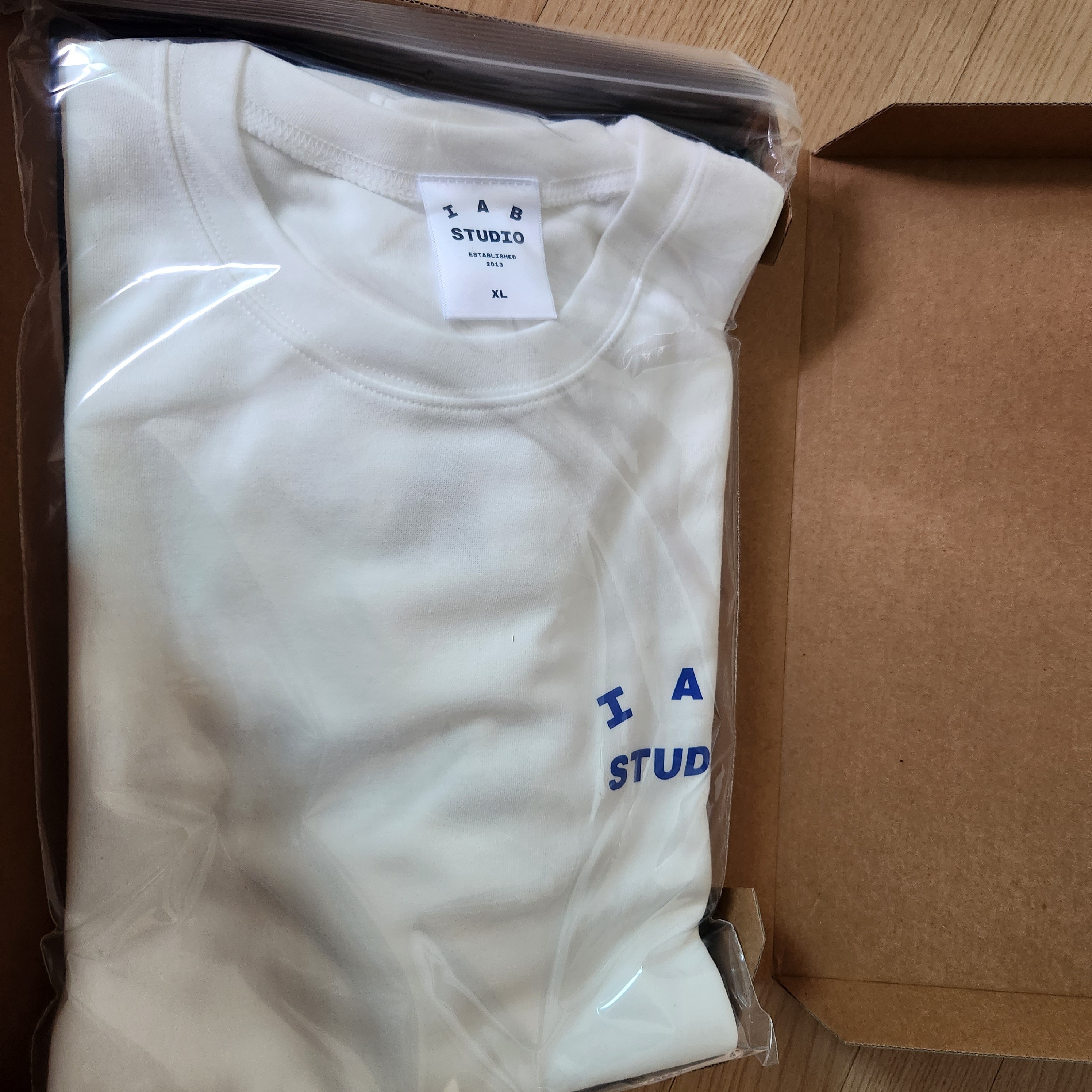 IAB Studio 10th Anniversary T-Shirts Pack White & Black (2 Pack) 착용 스타일 - 3